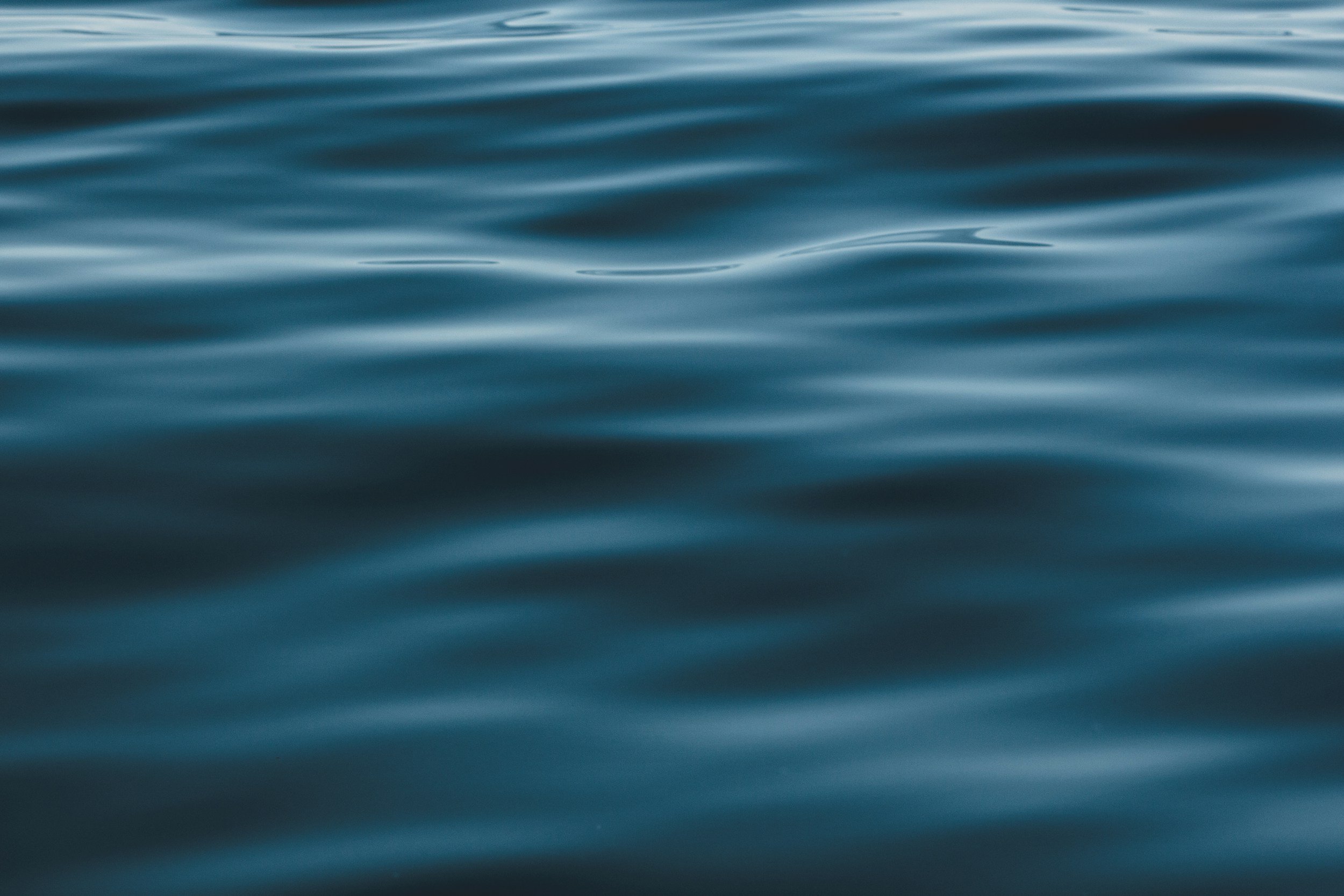 Blick auf ruhiges Wasser mit leichten Wellen