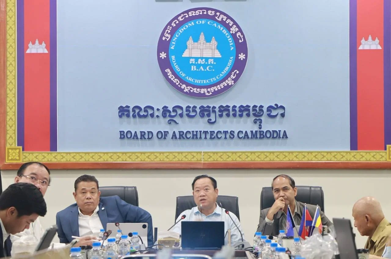 លោក សេង ប៊ុនវីរៈ ប្រធានសមាគមអ្នកវិនិយោគ អ្នកសាងសង់ និងស្ថាបត្យករកម្ពុជា និងសហការីបានចូលរួមកិច្ចប្រជុំសេចក្ដីព្រាងប្រកាសស្ដីពី “ ការកំណត់កម្រៃសេវាវិជ្ជាជីវៈស្ថាបត្យករ ” លើកទី៣