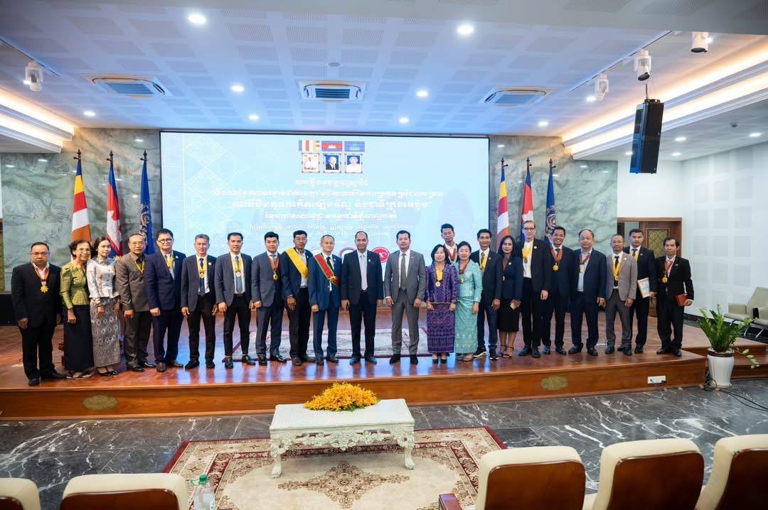 សូមអបអរសាទរដល់លោកប្រធានសមាគម លោកប្រធានក្រុមប្រឹក្សាភិបាល និងលោកអនុប្រធានទាំង២រូបដែលបានទទួលគ្រឿងឥស្សរិយយស និងមេដាយកិត្តិយស