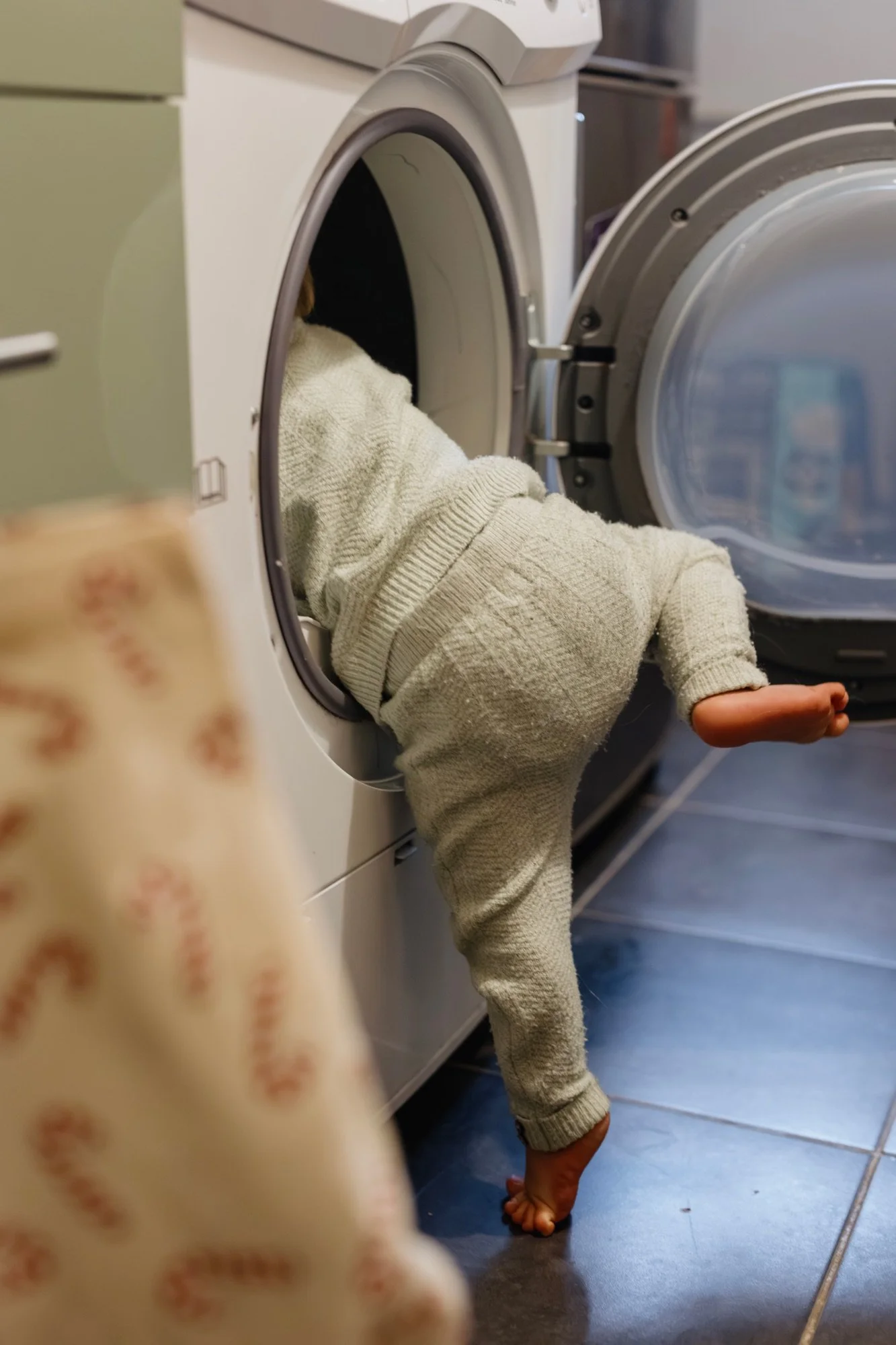 kleinkind-klettert-in-waschmaschine.jpg