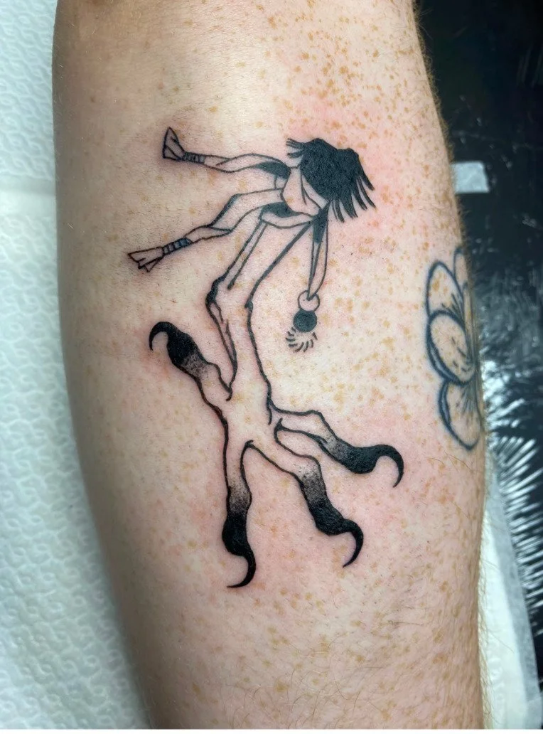 Tatoeage van een mens met het hoofd van een varken op een arm.
