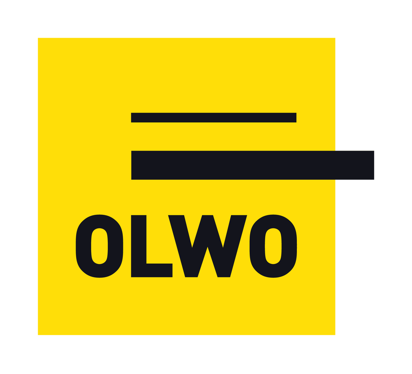 Ein gelbes Logo mit schwarzen Balken und der schwarzen Beschriftung "OLWO" auf weißem Hintergrund.