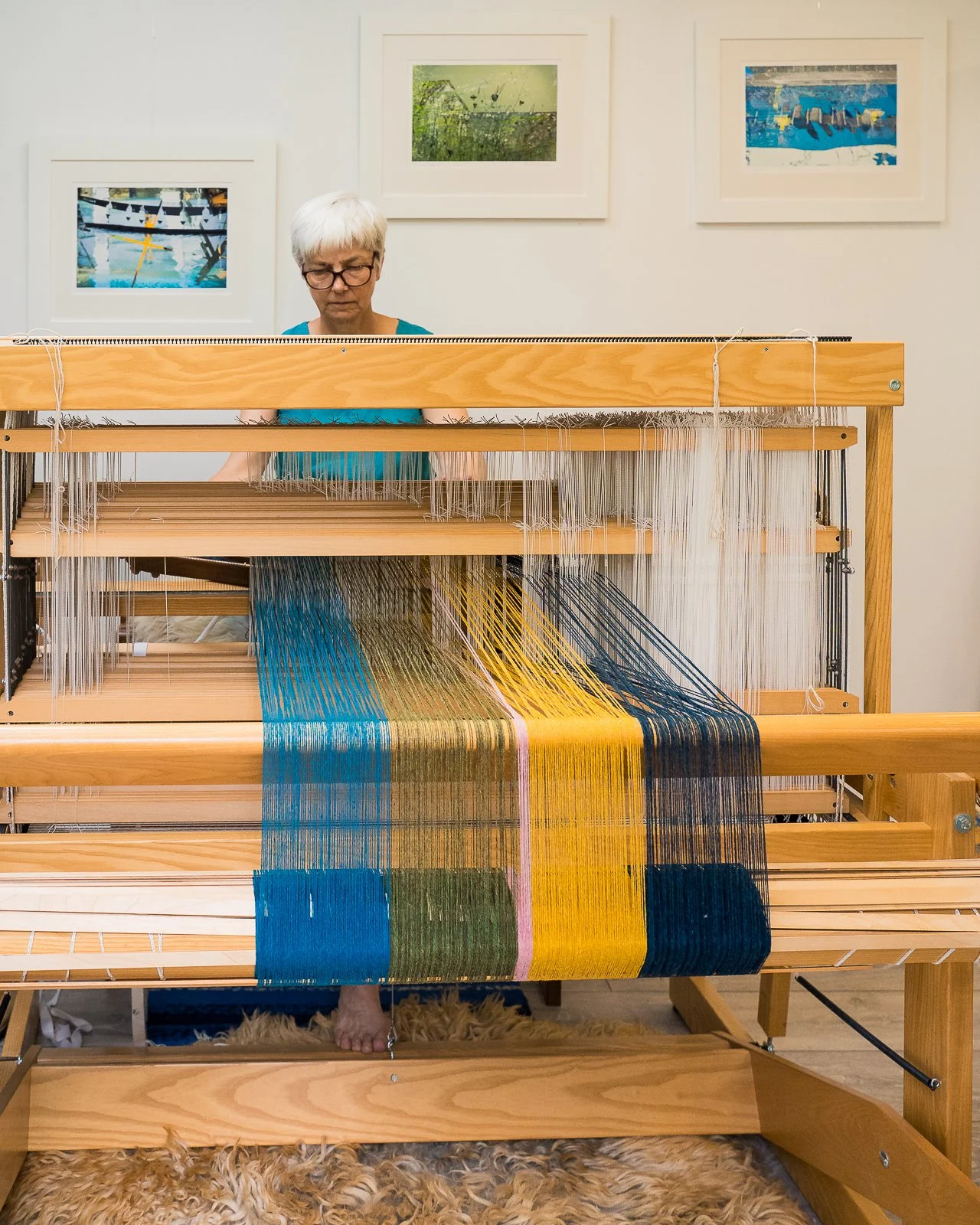 Suzanne Townshend handweaving on loom