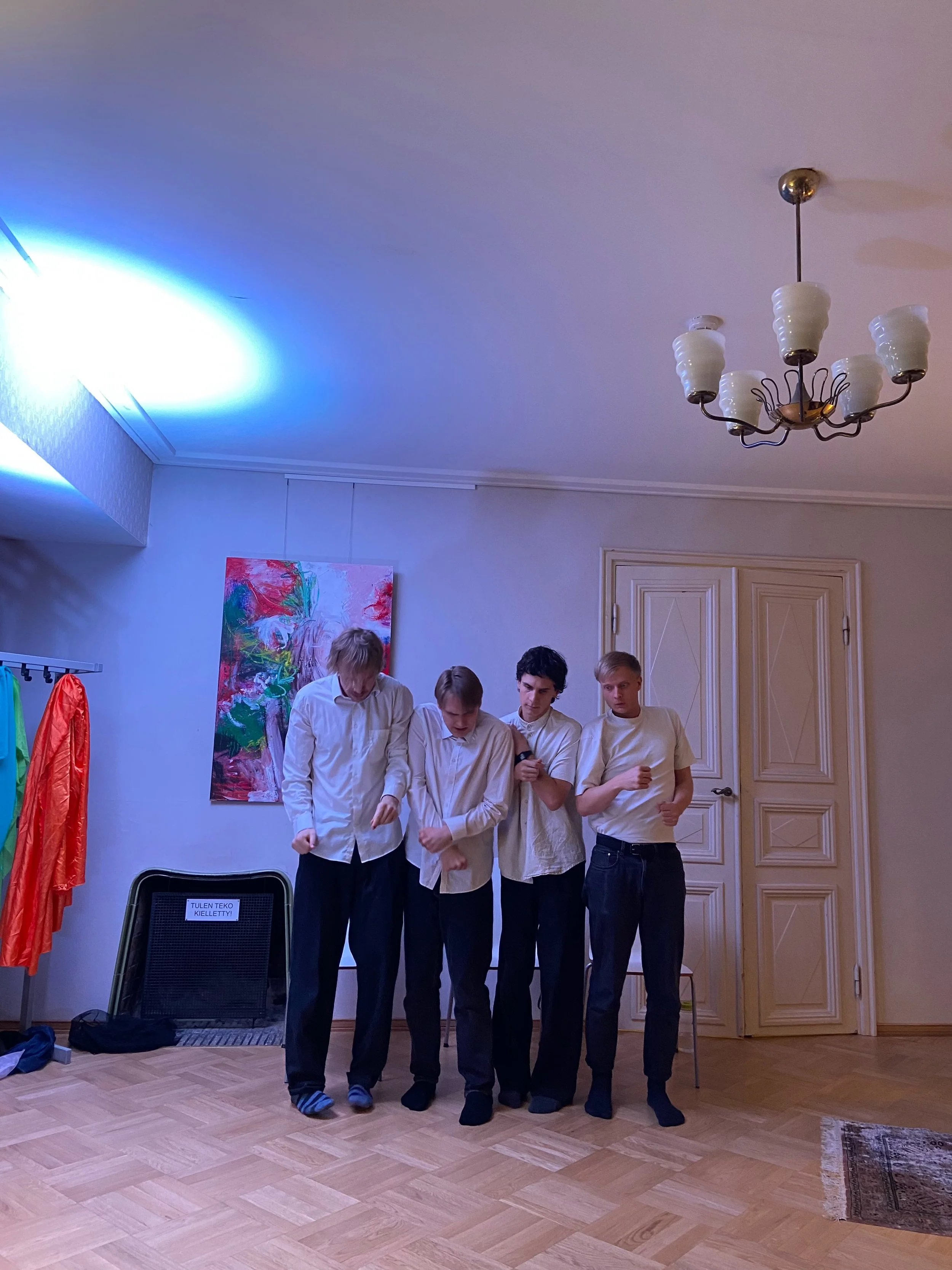 Kiitos kiitos kiitos @playbacktheatrevox !💜

Olipa j&auml;lleen upea ilta eilen, hienoja ja koskettavia (ja huvittaviakin) tarinoita. Ootte rohkeita kaikki tarinanne jakaneet ja Voxilaiset ihan huimia taitureita tuomaan tarinat n&auml;ytt&auml;m&oum