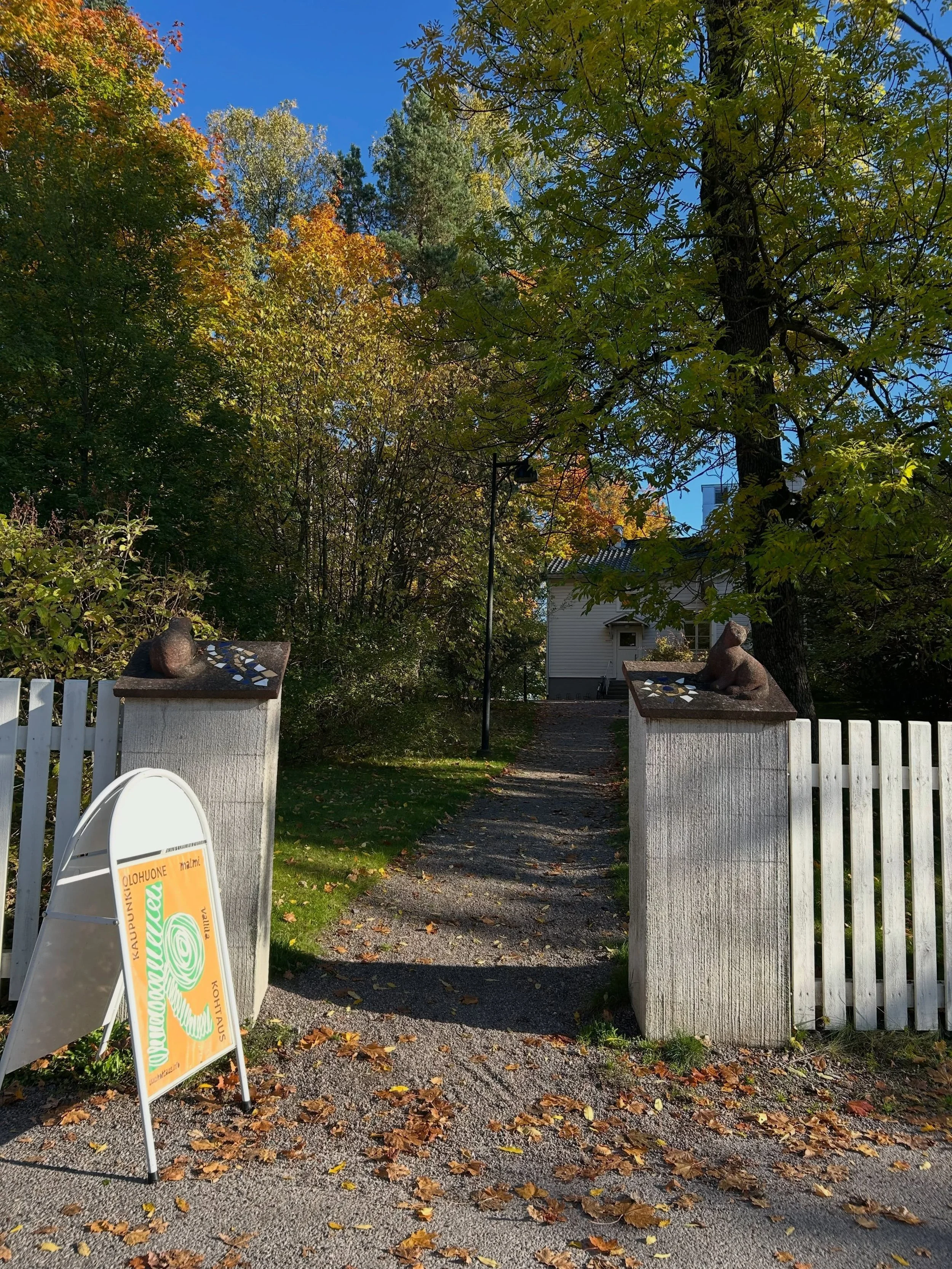 Kurkkaus Vallila goes Bokvillanin syyskuuhun. 👀🍁

N&auml;kymi&auml; Bokvillanin portilta. Kutosella p&auml;&auml;see! 🚃

Jos tuut takapihan kautta, huvila ja sen puutarha kurkistelee puiden katveesta. 🌳☀️

Syyskuussa kelit suosi ja saatiin hengai