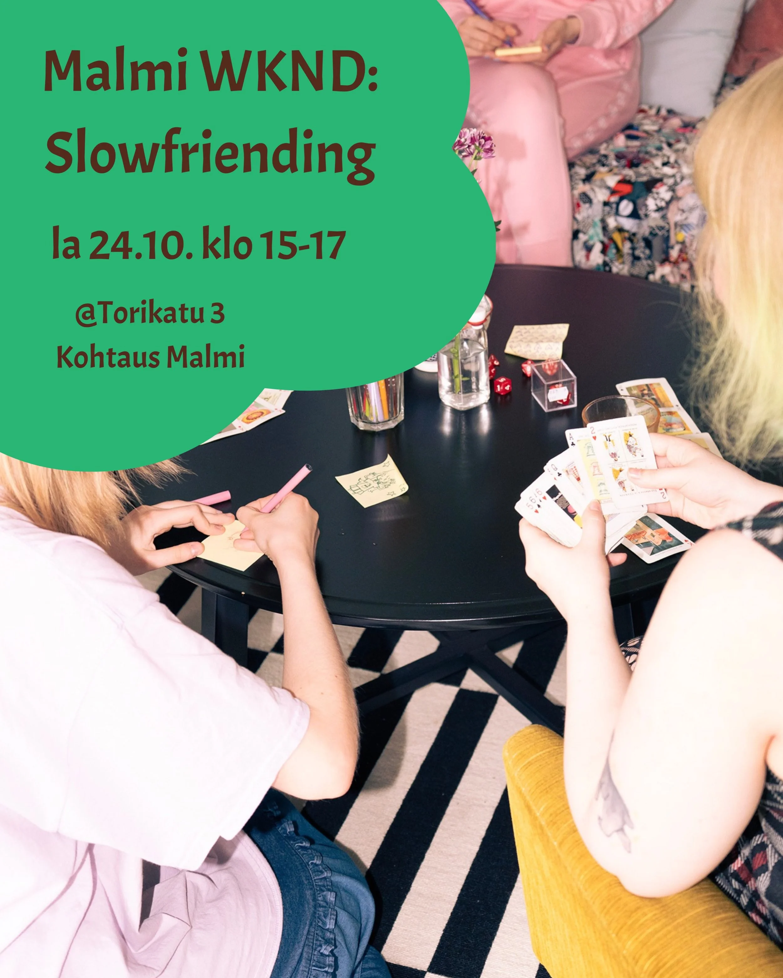 Slowfriending-tapahtuma tarjoaa kiireett&ouml;m&auml;n mahdollisuuden kohdata uusia ihmisi&auml; tai tutustua paremmin vanhoihin tuttuihin. Keskustelun tukena voi k&auml;ytt&auml;&auml; keskustelukortteja tai yhteisi&auml; pelej&auml;. Yksikin merkit