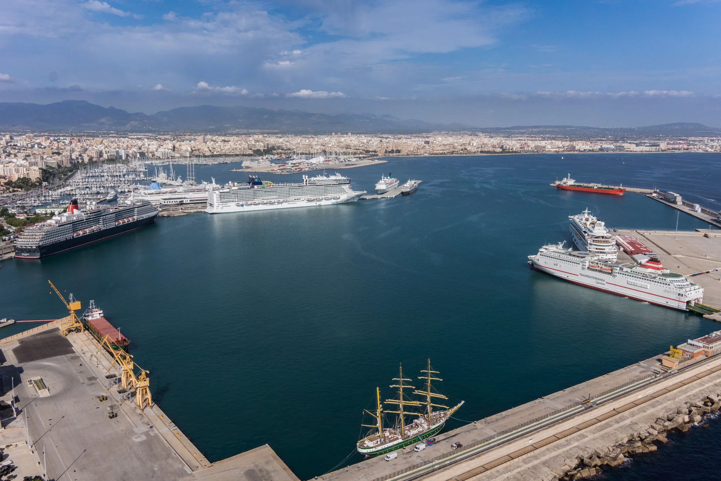 Port de Palma – Dic del Oest (Estación Marítima 6 & 7 / Western Dike) delivery and drop off location Aguilar car hire