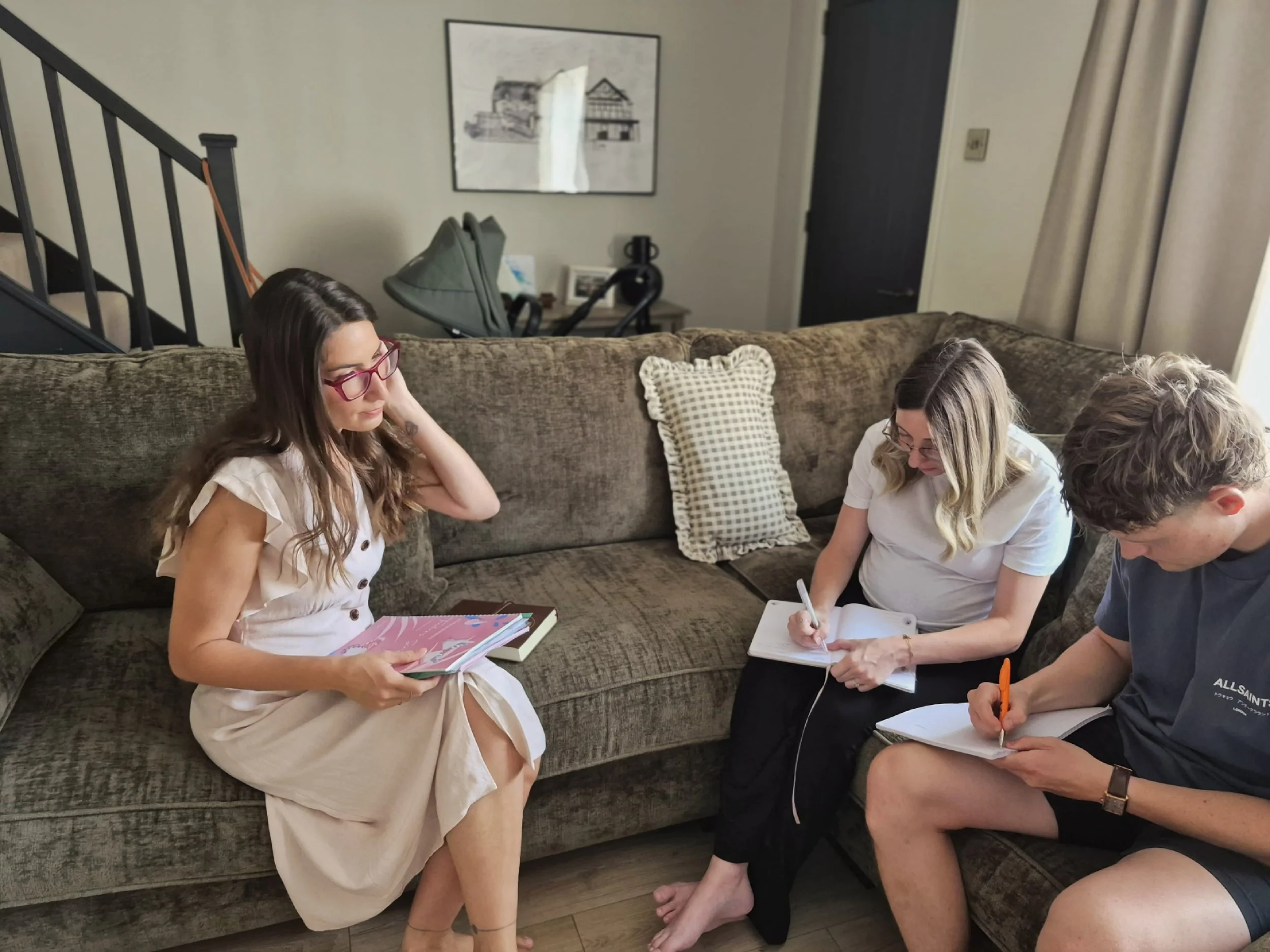 Rachele talking with an expectant couple during a personalised birth preparation session.
