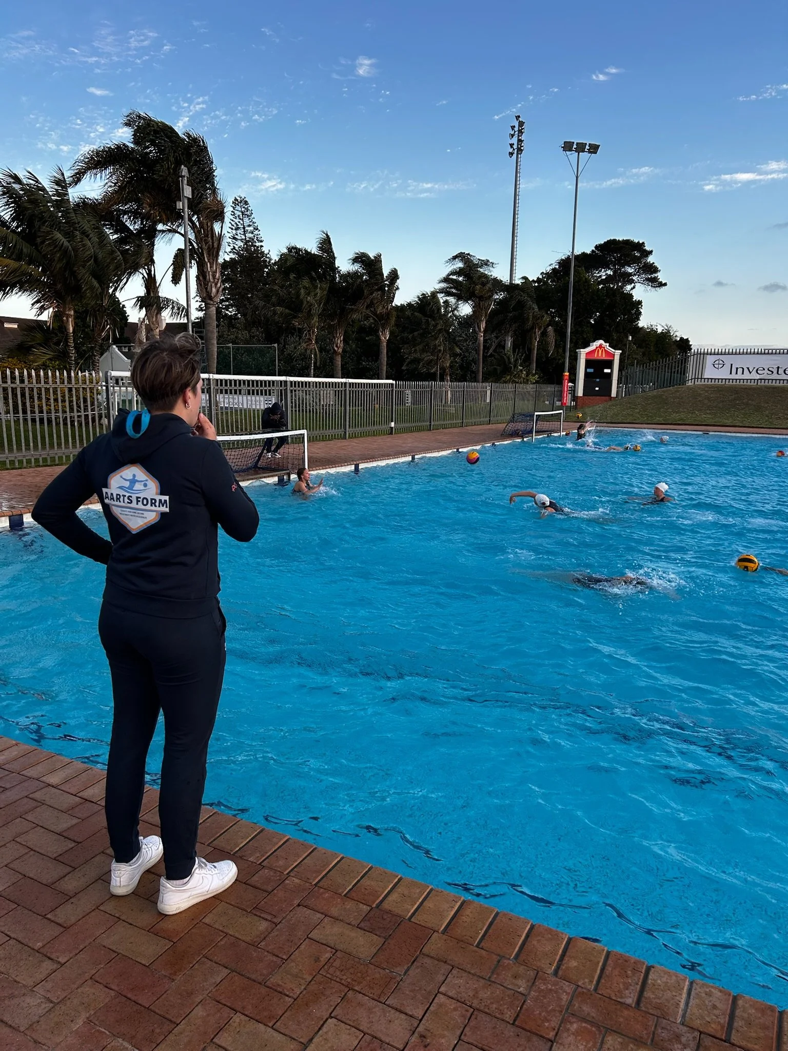Laura Aarts coaching water polo goalkeepers during an outdoor training session.
