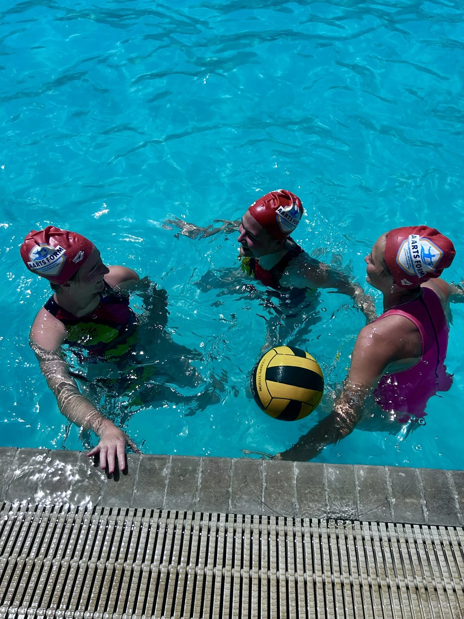 Water polo goalkeepers training during an Aarts Form session with Aarts Form swimming caps from arena.