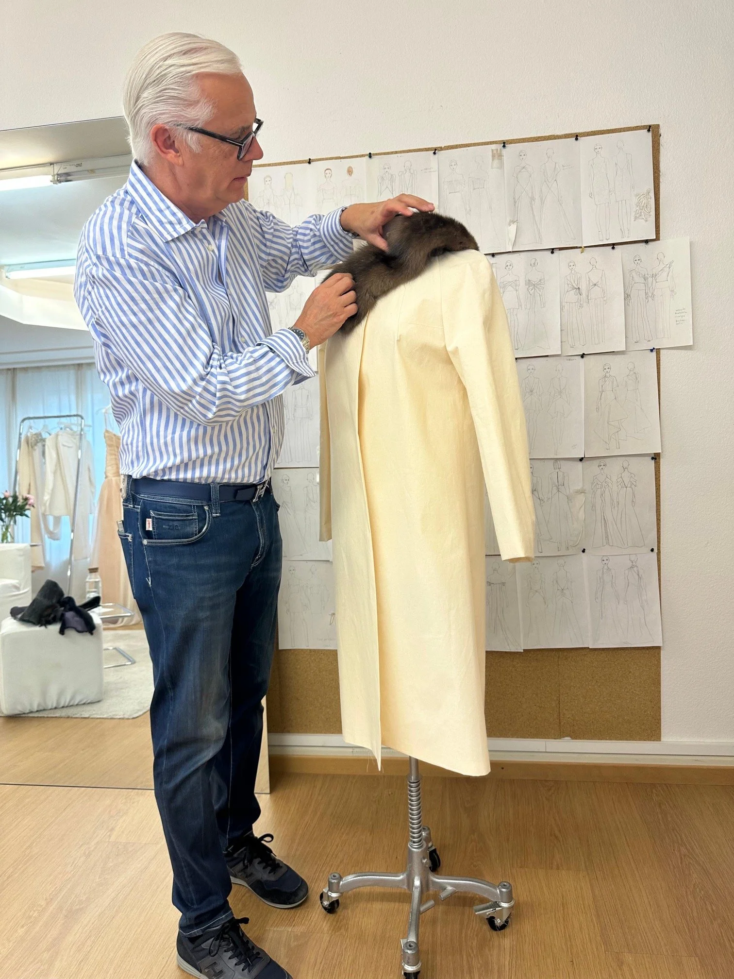 Maître fourreur ajustant une garniture de fourrure sur un manteau, atelier Daniel Benjamin Lausanne