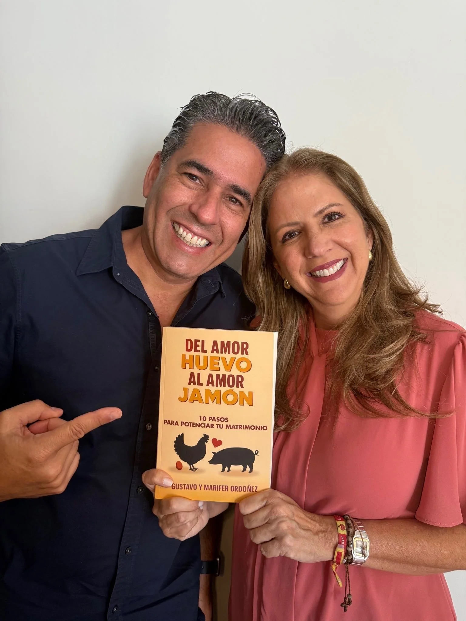Gustavo y Marifer Ordonez, autores del libro Del Amor Huevo al Amor Jamón y especialistas en acompañamiento matrimonial presentando su libro.