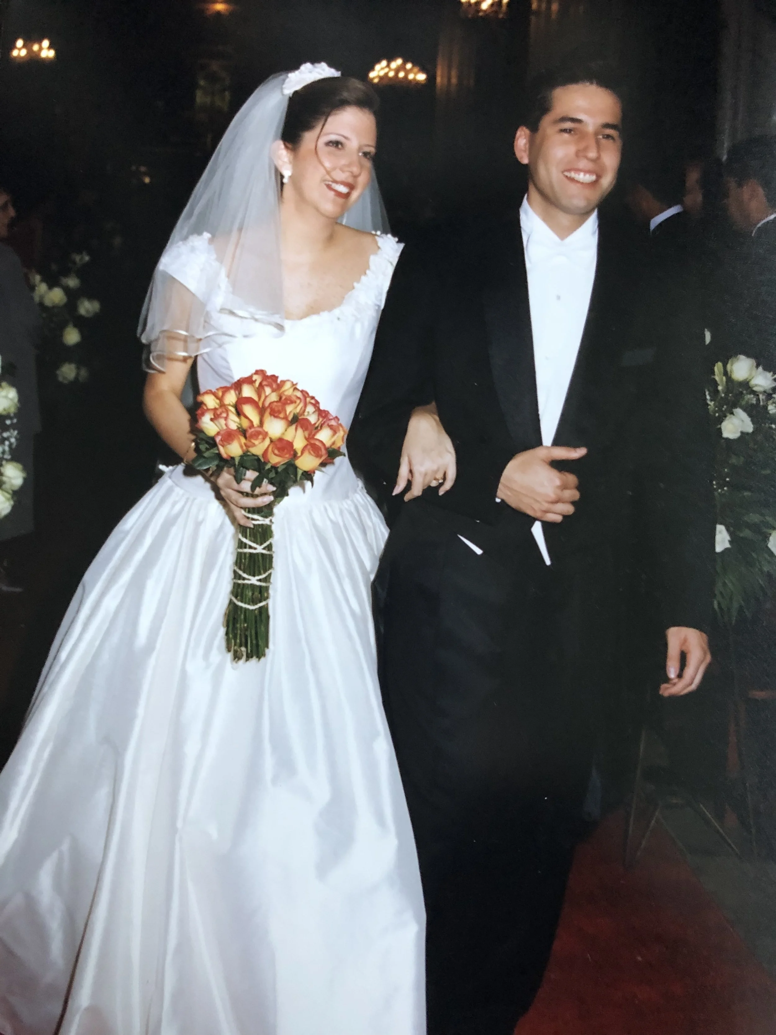 Fotografía del matrimonio de Gustavo y Marifer Ordonez el día de su boda. Son autores del libro Del Amor Huevo al Amor Jamón y especialistas en acompañamiento matrimonial.