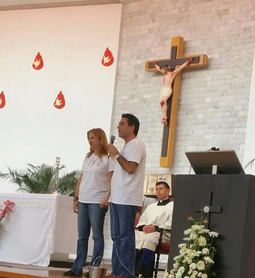 Gustavo y Marifer Ordonez, autores del libro Del Amor Huevo al Amor Jamón y especialistas en acompañamiento matrimonial en una charla para matrimonios