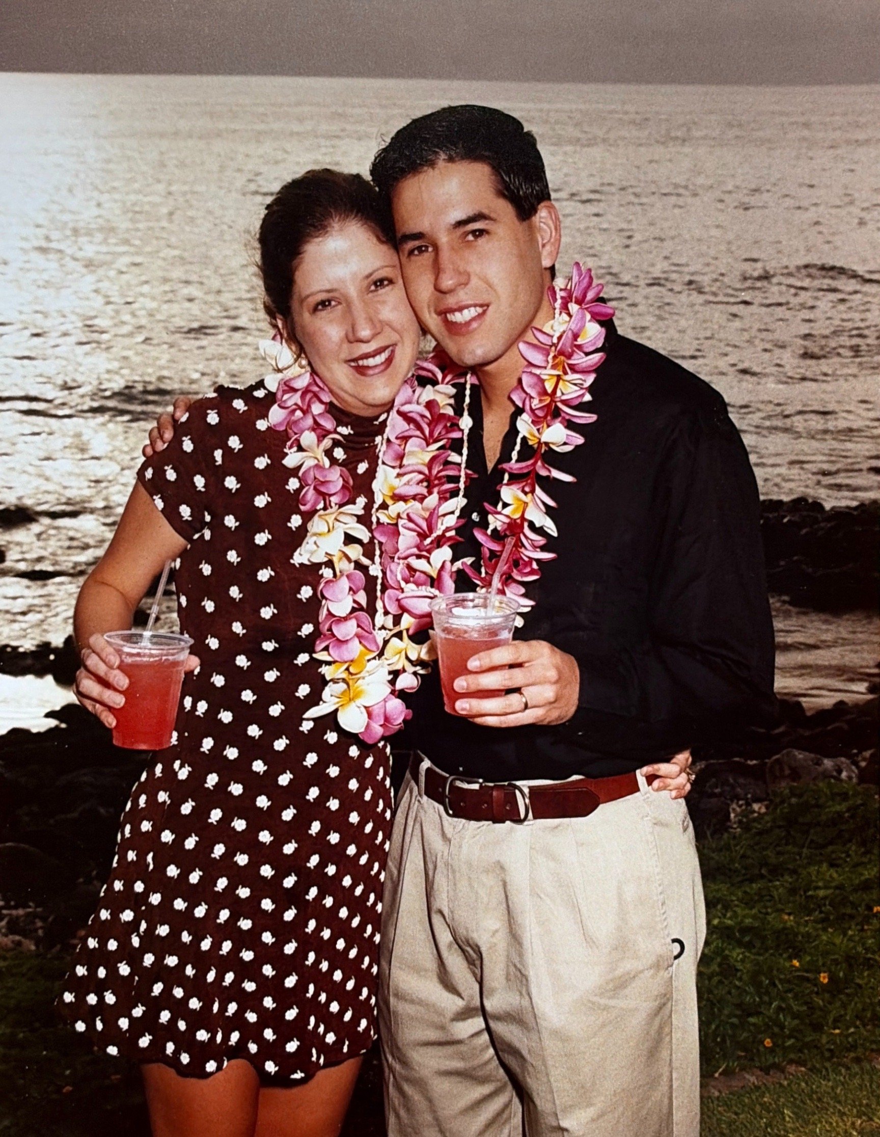 Gustavo y Marifer Ordonez, autores del libro Del Amor Huevo al Amor Jamón y especialistas en acompañamiento matrimonial en su luna de miel en Hawai