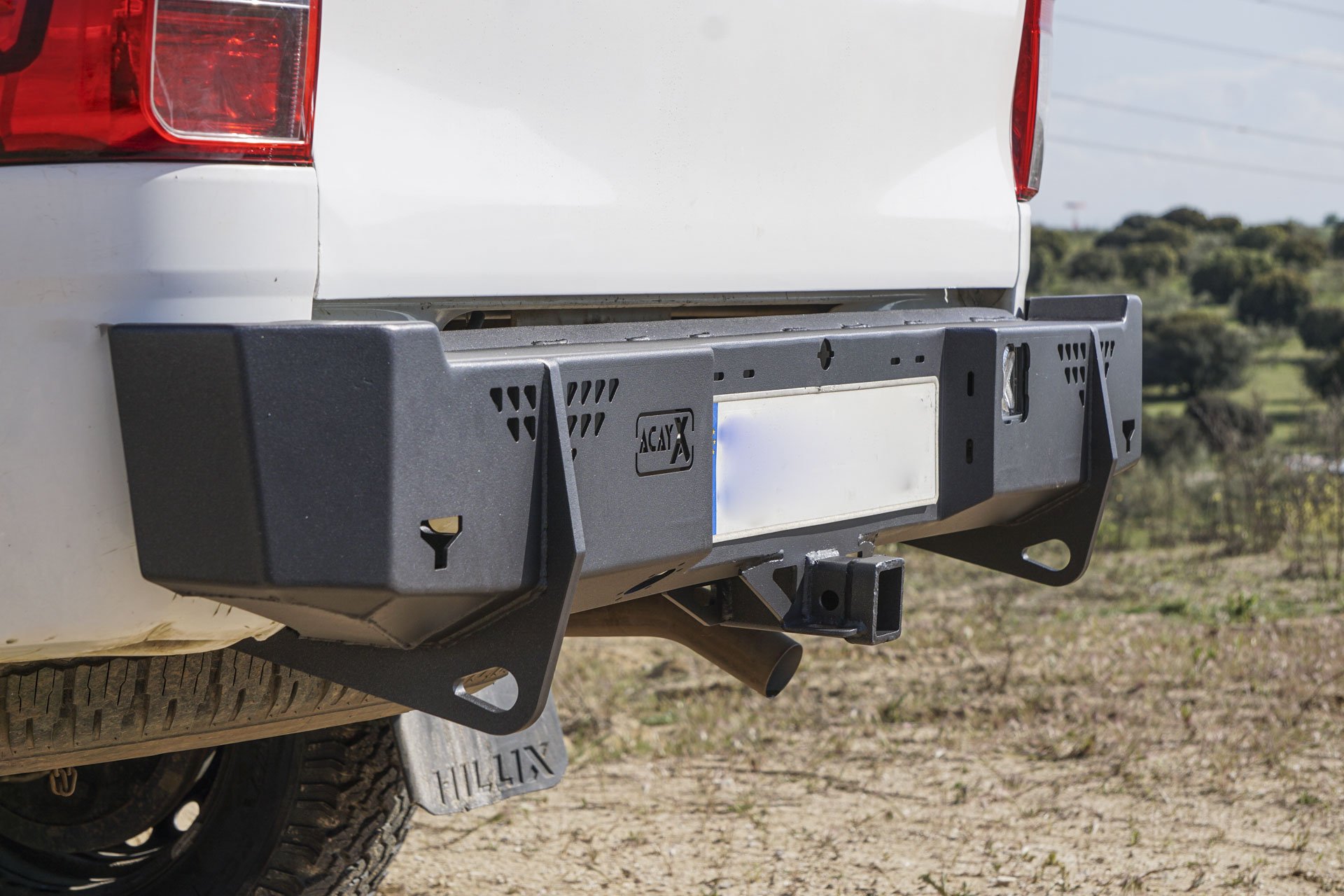 hilux-4.jpg (Copy)