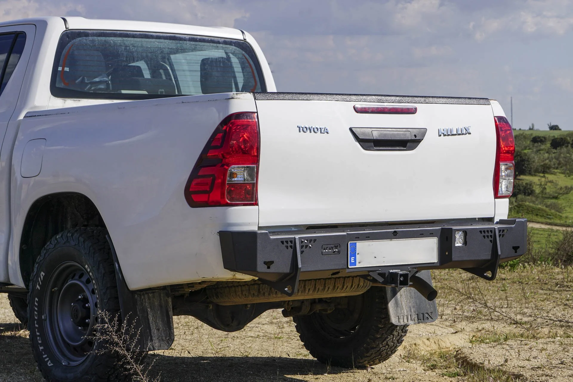 hilux-3.jpg (Copy)