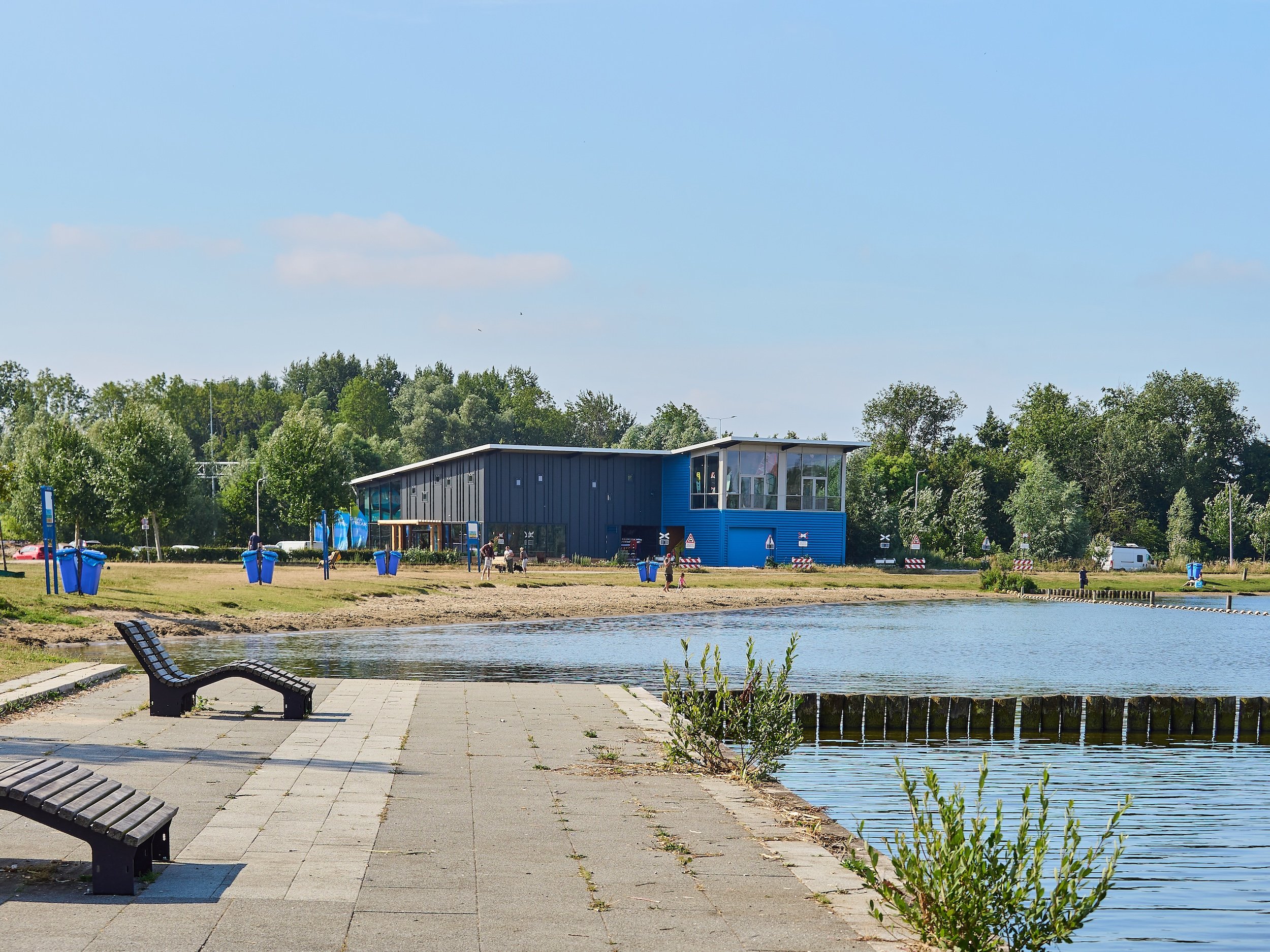 Nieuwbouw surfcenter ‘Gearfreak’ aan het Valkenburgsemeer
Hierin zijn een surfschool, een surfshop en een surfvereniging gevestigd.