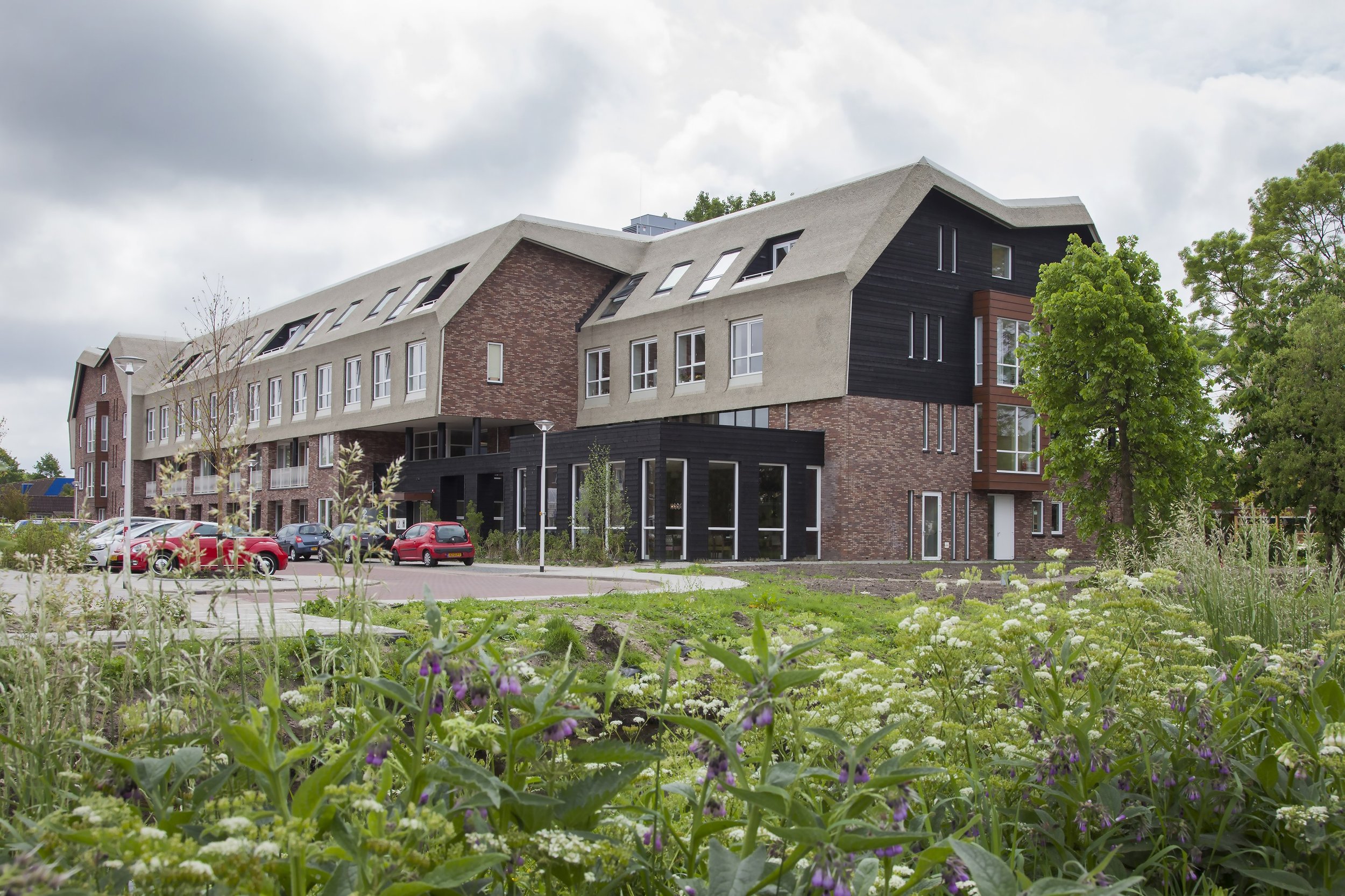 Verpleeghuis Emmaus, nieuwbouw met 40 verpleegkamers en 40 appartementen in Zoeterwoude Dorp.