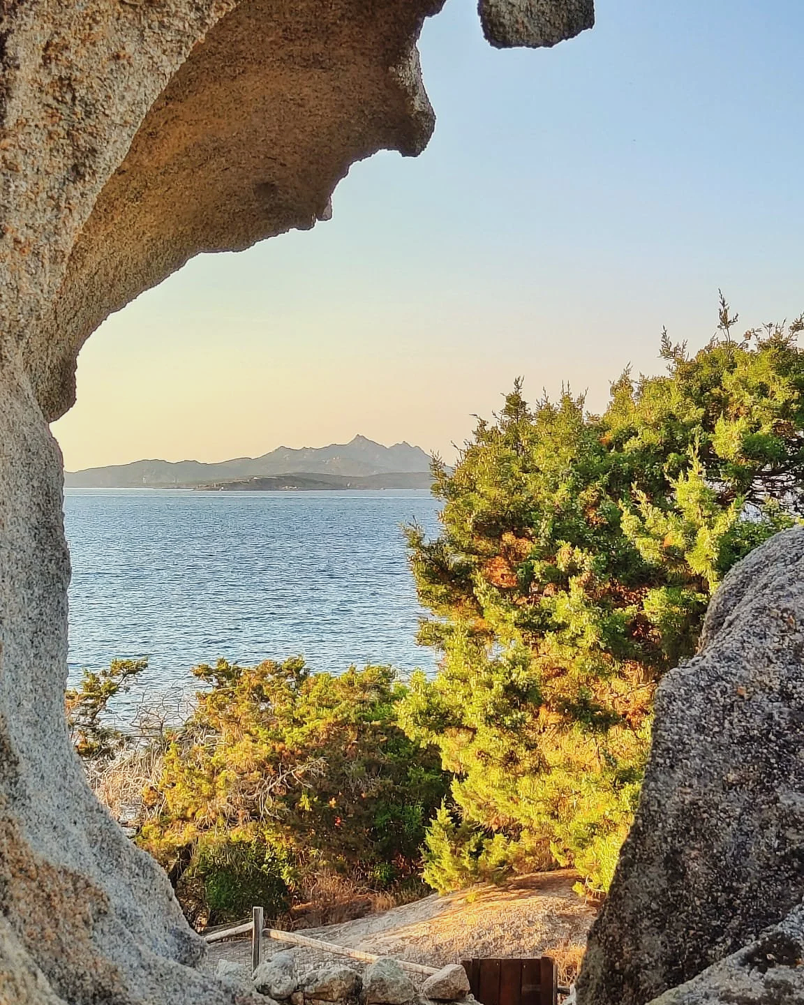 La roccia nel giardino del Puntamar a Baja Sardinia