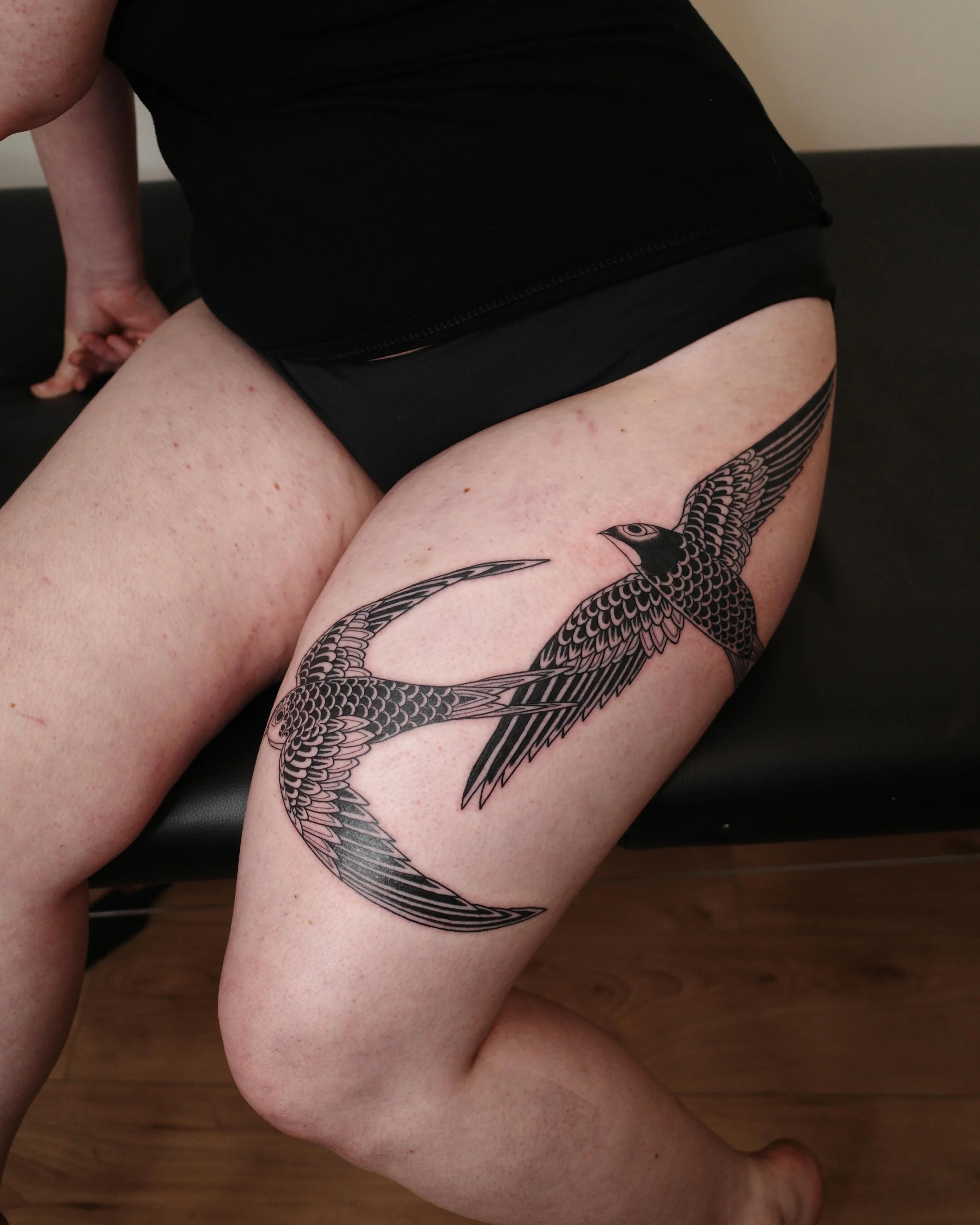 Swifts for Jamie, done @alwaysforever.studio. Happy to say I will be coming back to Paris more regularly from now on! On the road soon, see dates below. 🌍

🇬🇧 LONDON &mdash; July 24-26th
🇫🇷 PARIS &mdash; September TBC (waitlist open)
🇫🇷 NICE &
