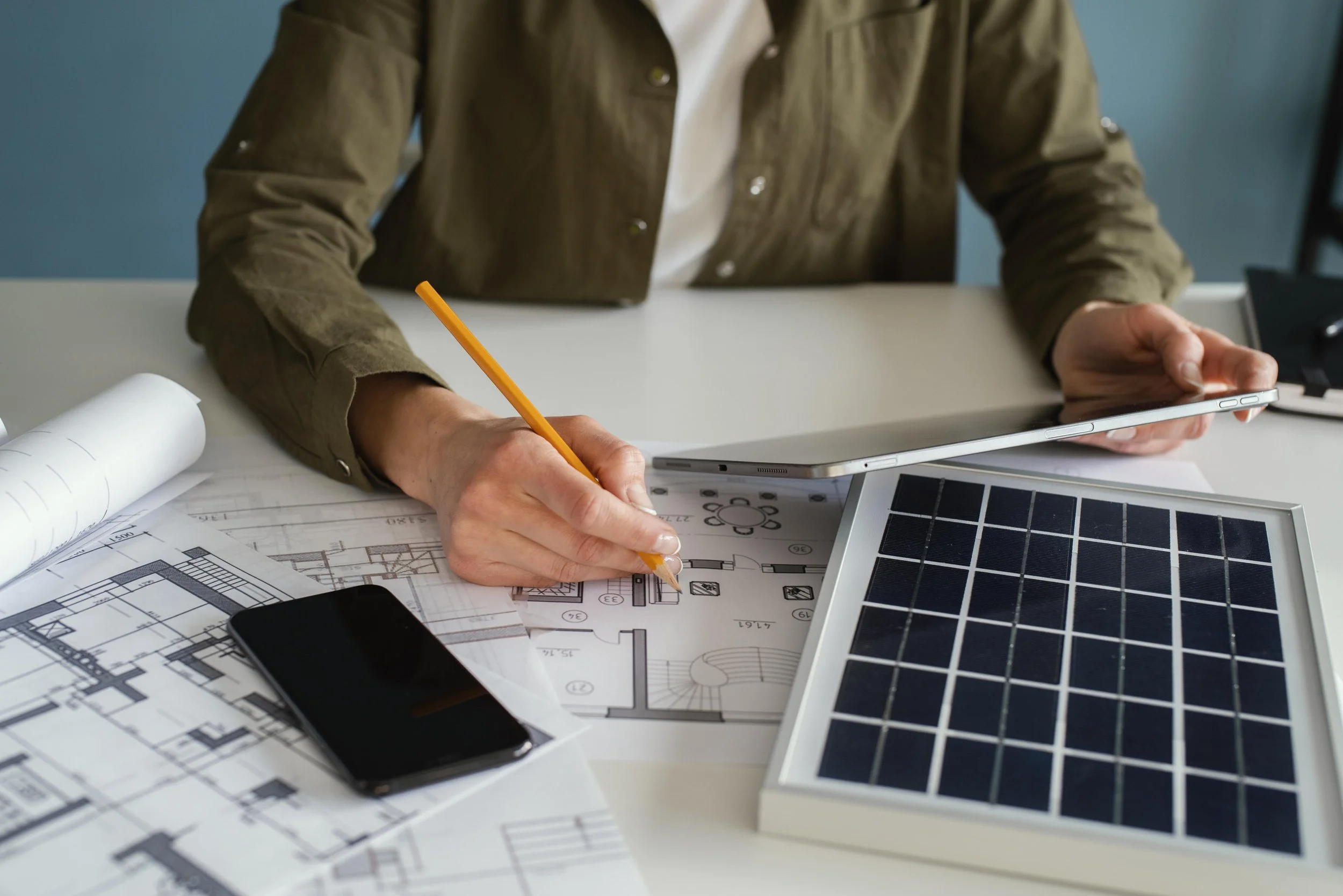progettista di impianto fotovoltaico. Dettaglio della scrivania