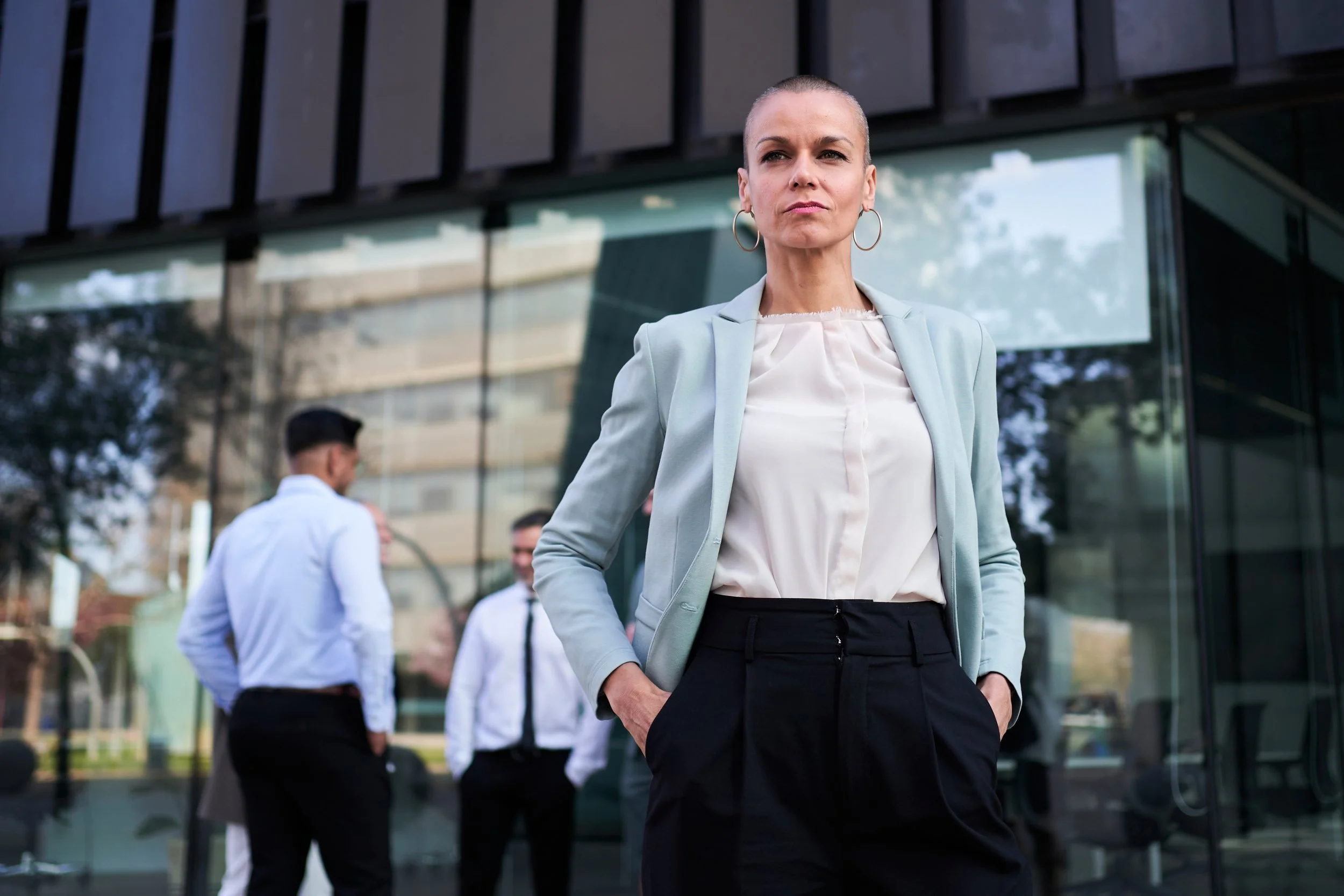 Donna imprenditrica davanti alla sua azienda