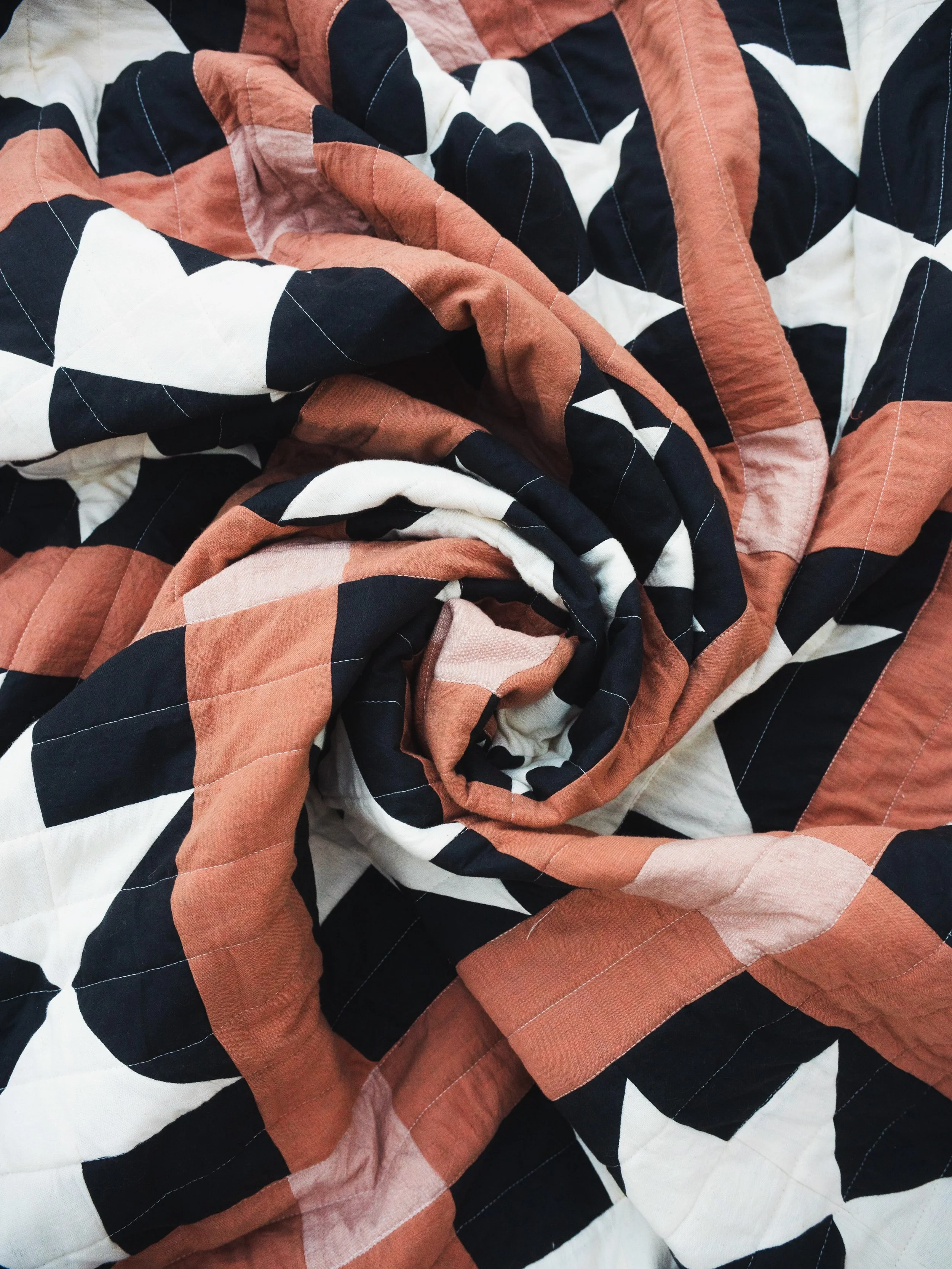 The quilty texture of my dreams ✨🪡🤍

We are just 2 weeks out from release day of the Juniper Quilt !! 
#juniperquilt #handmadequilt #heirloomquilt #modernquilting #quiltfabric