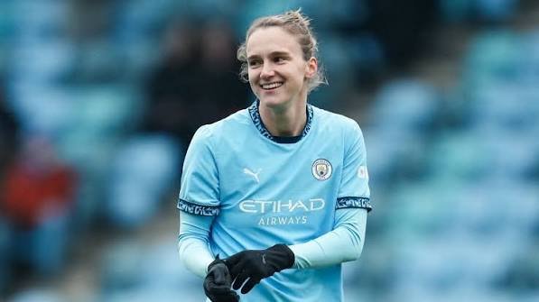 Vivianne Meidema Manchester City jersey smiling outdoors.