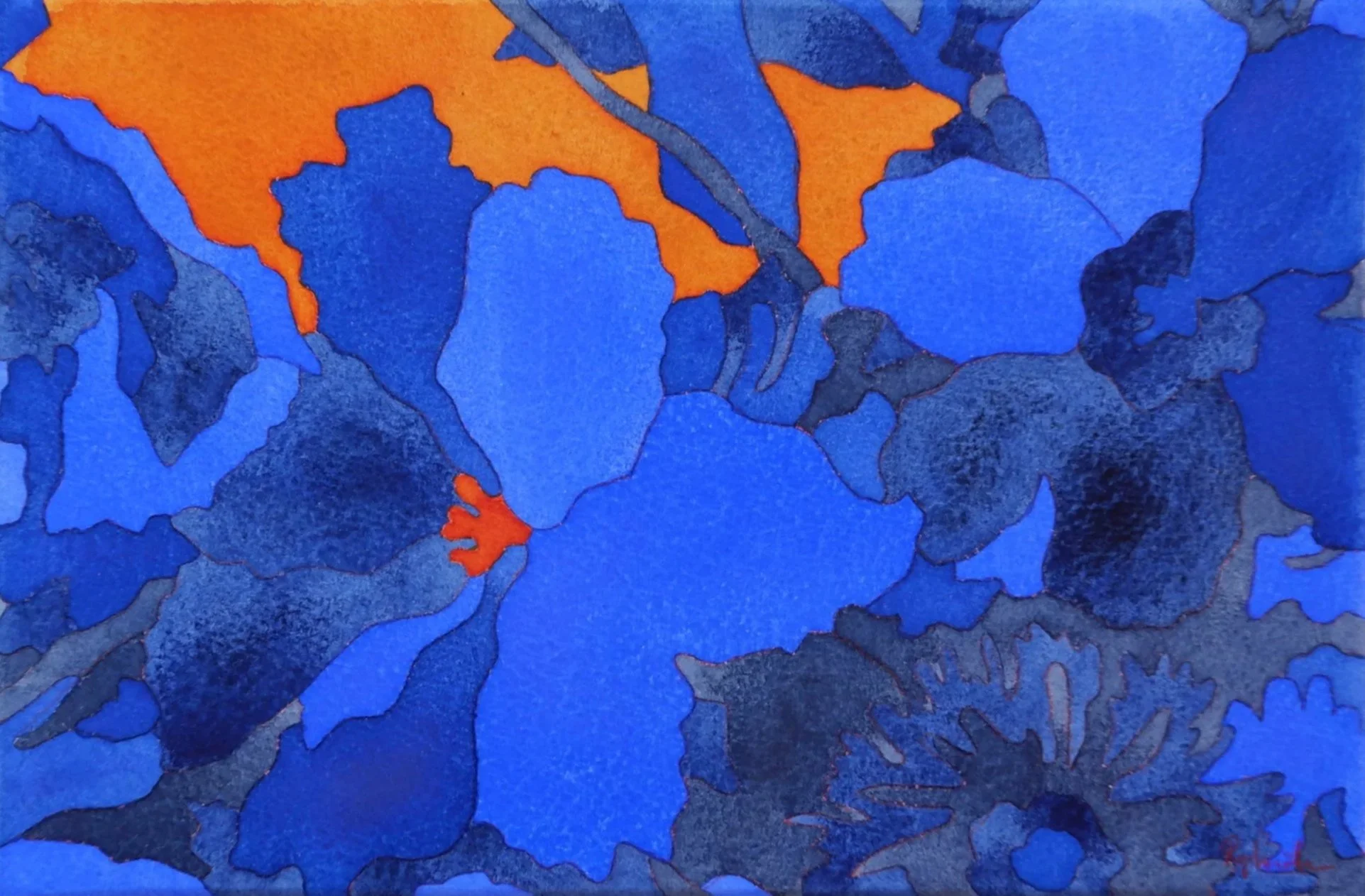 Une peinture abstraite avec des formes de fleurs en tons de bleu et quelques touches d'orange.
