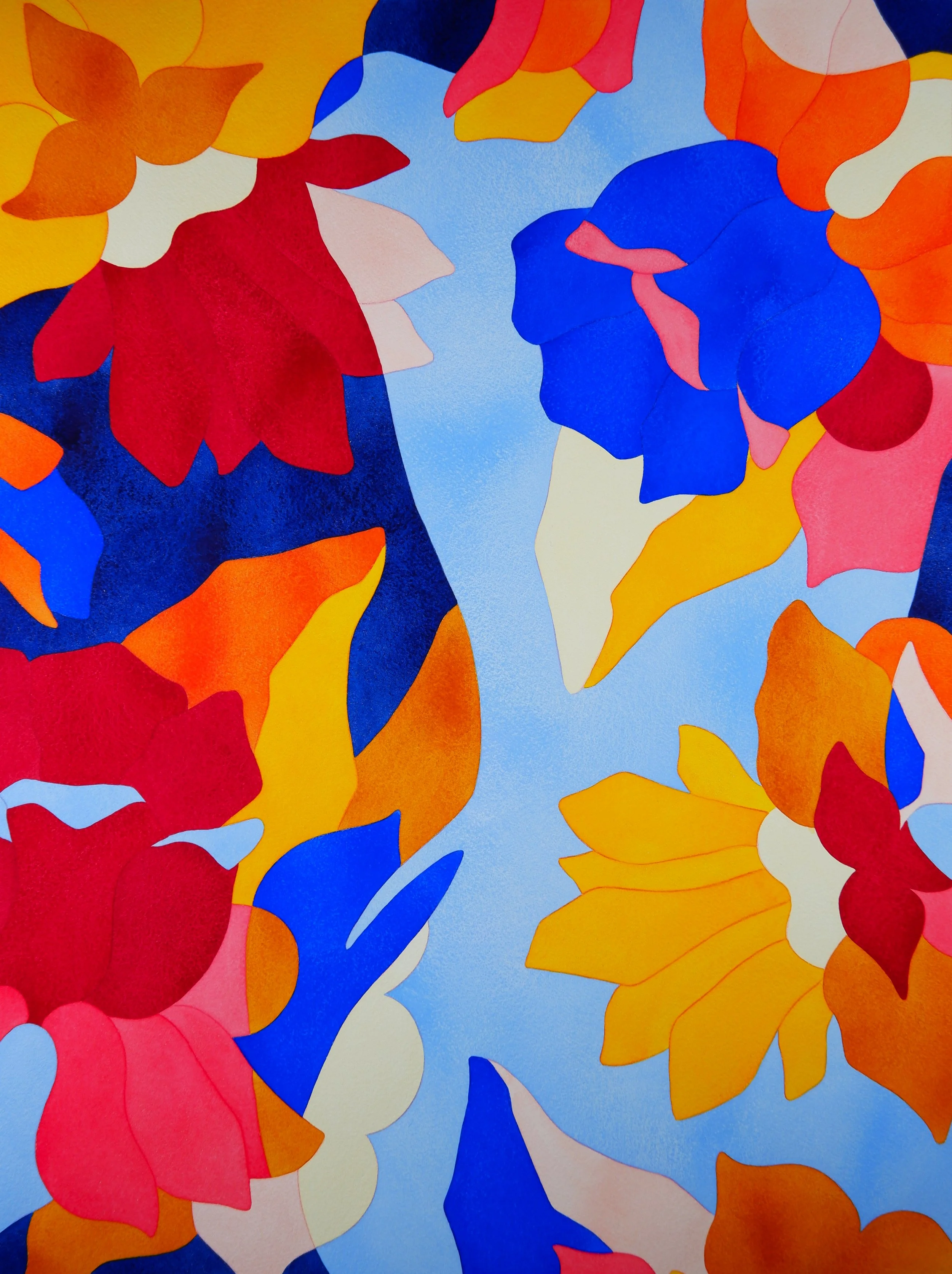 Une pièce de peinture abstraite composée de feuilles colorées dans des tons orange, rouge, jaune, bleu et beige, disposées de manière artistique sur un fond bleu clair.
