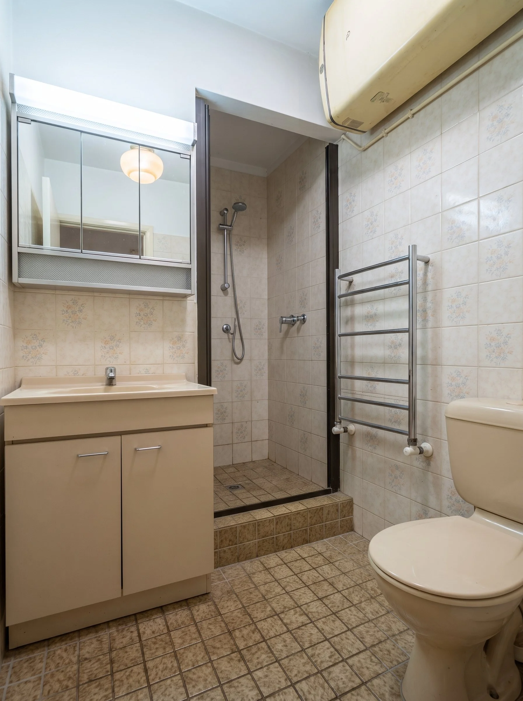 Old_bathroom_with_beige_cabinet_202607271556.jpeg