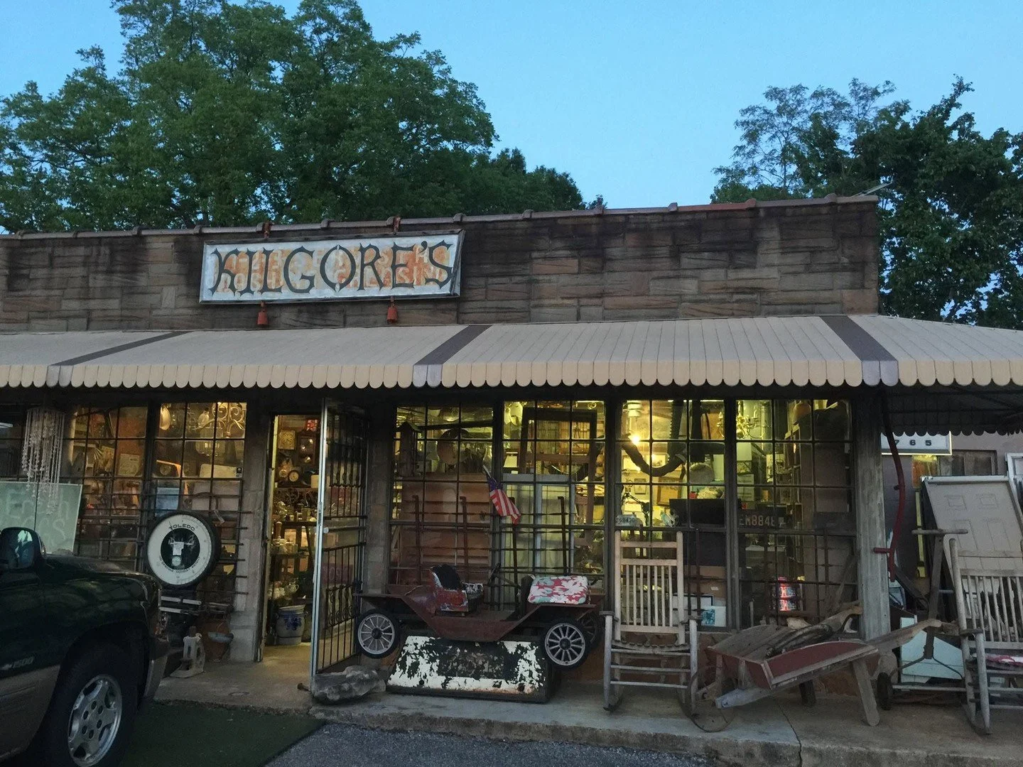What to do in Hernando? Start with a stroll around the historic square, browse local antique shops, grab a bite from a favorite local spot, and settle in for a slow afternoon. It's the kind of place that reminds you to take your time and enjoy the si