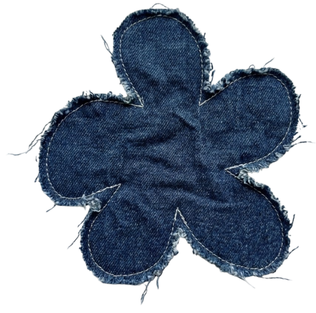 En blomsterform lavet af denimstof med synlige syning, uden baggrund.