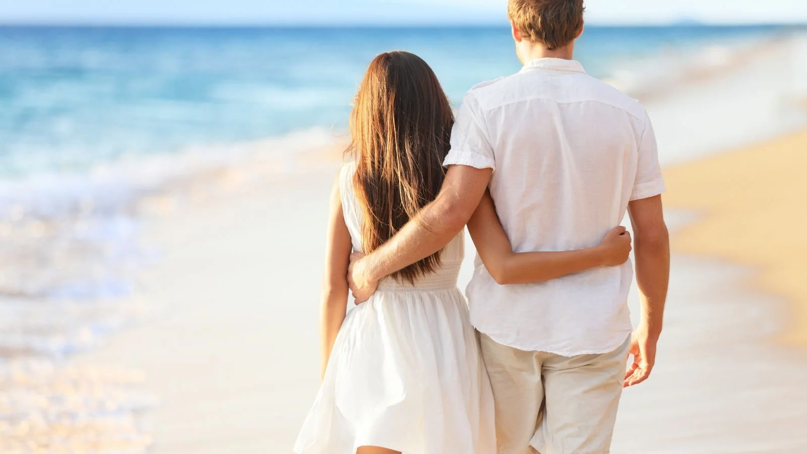 Couple enjoying spontaneous last minute beach vacation
