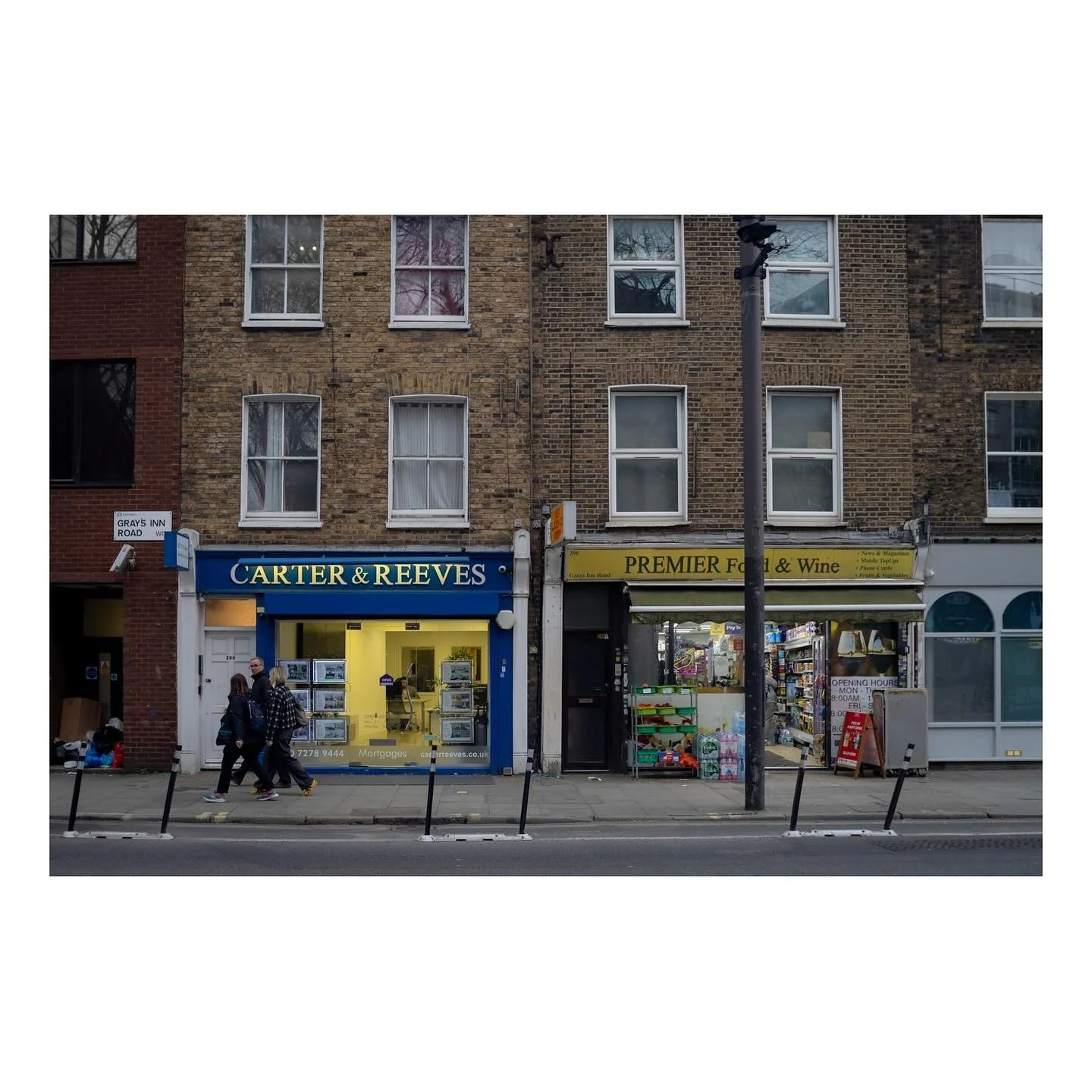 London street photography with the k&amp;f black mist filter. Loving the effects it has with the street lights 

#canonr6markii #rf50mmf18 #tamron24 #frontphotography #capturestreets #filmic_streets #londonstreets #londonphotography #streetleaks #ren