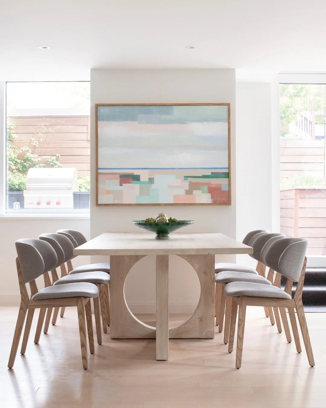 A dining area designed with gathering in mind. Sculptural furniture and colorful artwork anchor the space, while the open flow to the nearby kitchen keeps everything connected.

Design: @hco_interiors
Photo: @mcbecks_pix