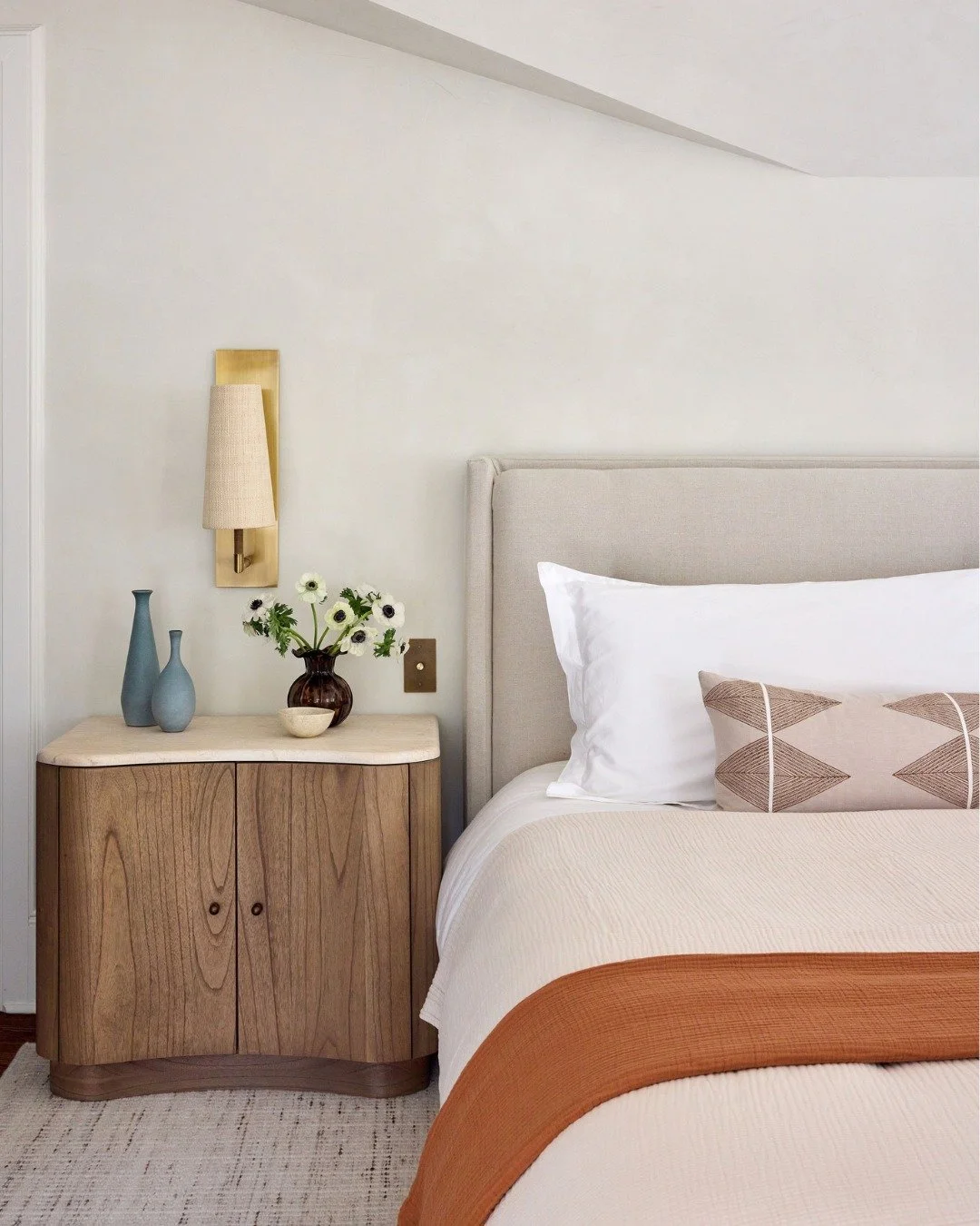 Earthy tones and layers of texture bring a sense of warmth and softness to this corner of #RidgewoodReverie. 🤎

Design: @hco_interiors
Photography: @juliadags