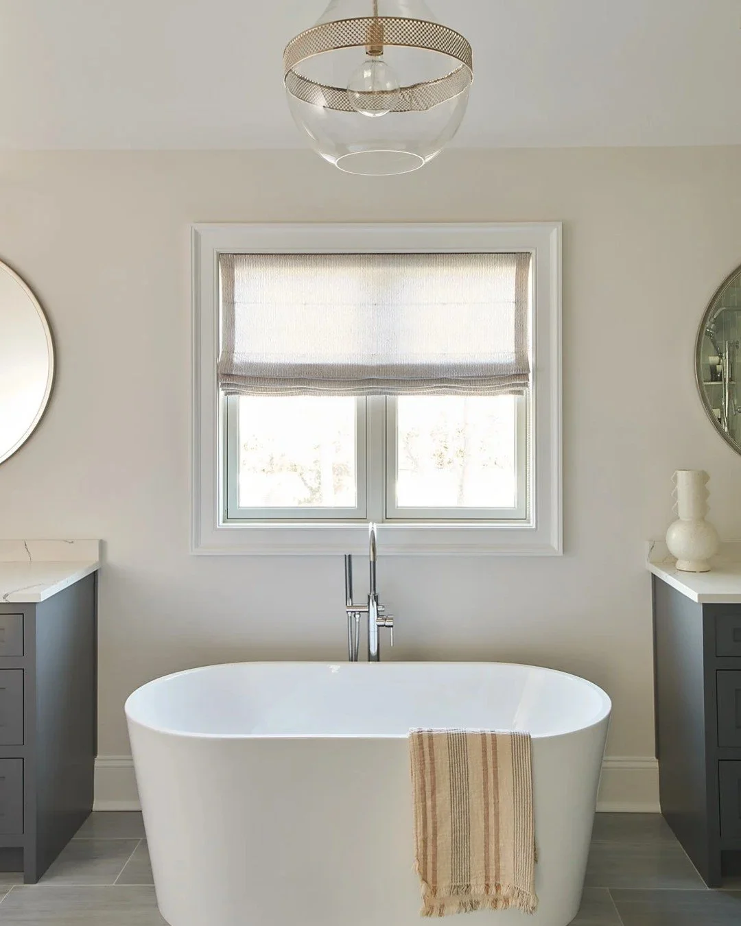 A little weekend reminder to slow down, soak a little longer, and enjoy home. 🛁

Design: @hco_interiors
Photography: @mcbecks_pix