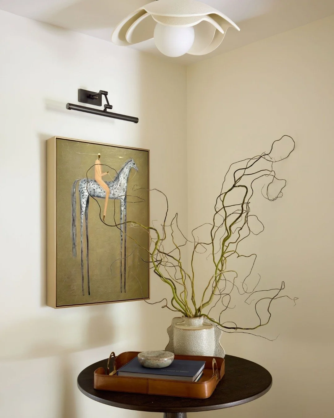 A little corner with a lot of personality. ✨ We love the mix of sculptural branches, unique artwork, and unexpected lighting that gives this moment its own point of view.

Design: @hco_interiors
Photography: @juliadags