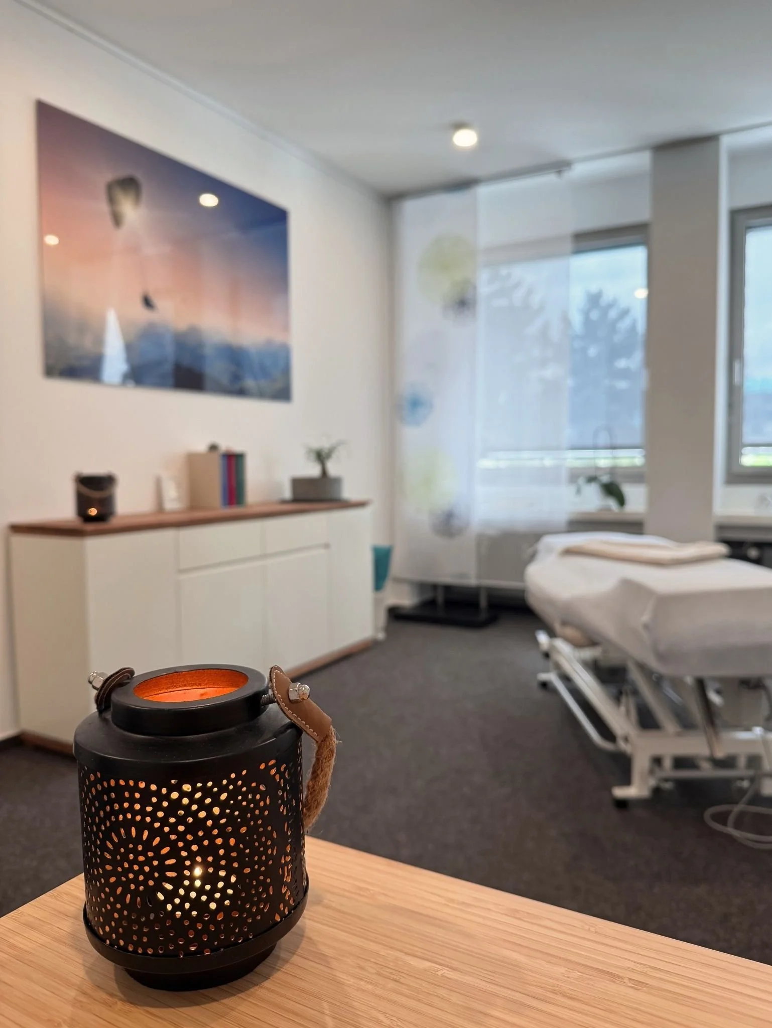 Ruhiger Behandlungsraum der Osteopathiepraxis von Johannes Thies im H2O Tower in Darmstadt.