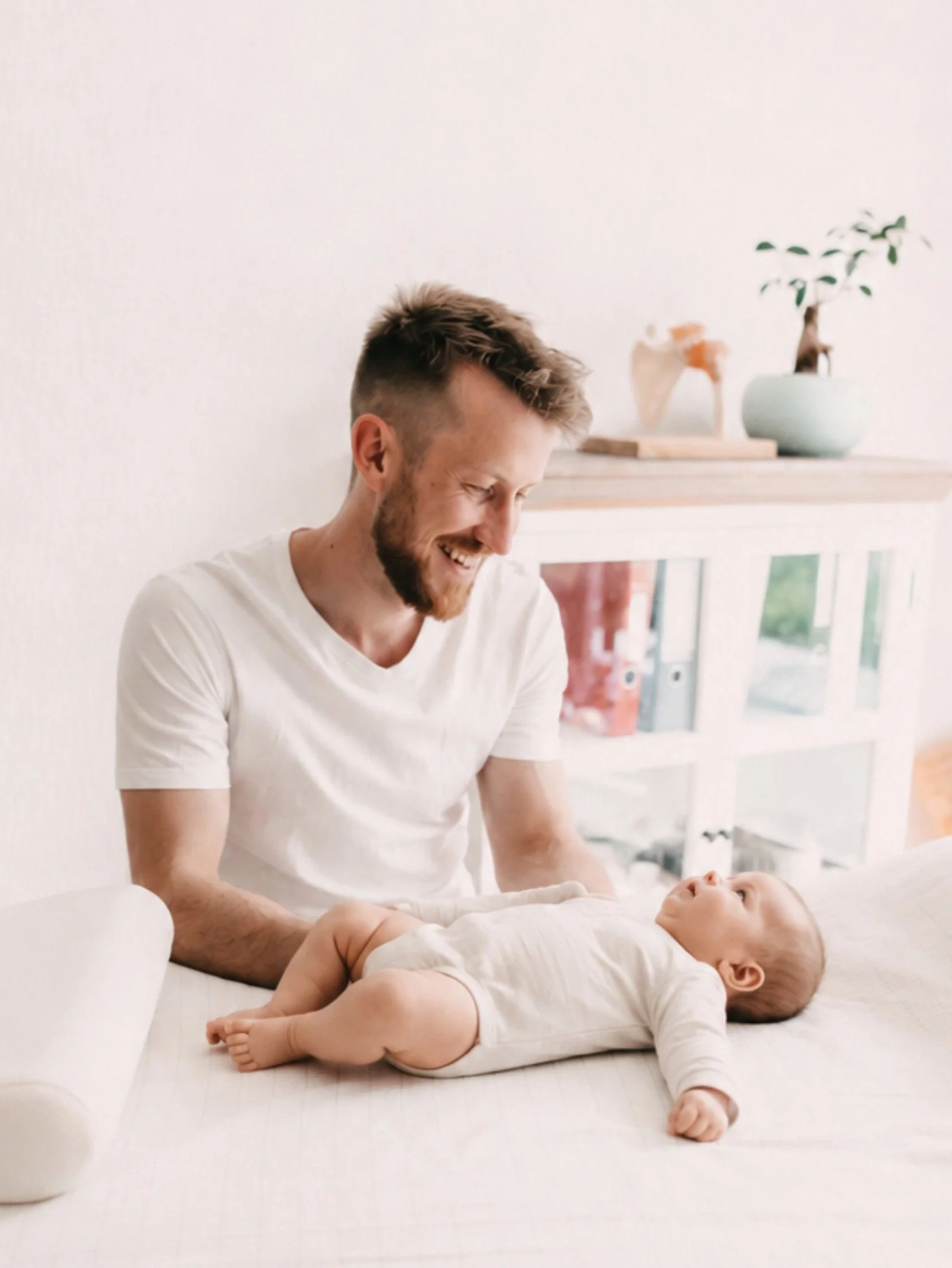 Johannes Thies bei der sanften osteopathischen Behandlung eines Babys in seiner Praxis in Darmstadt.