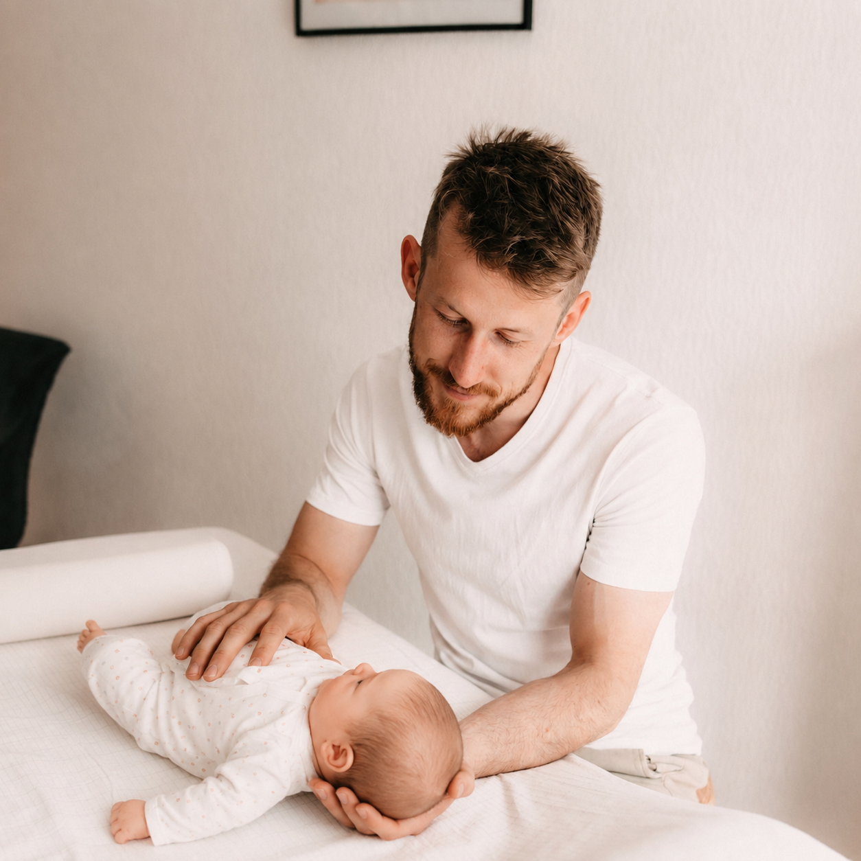 Osteopath gibt sanfte Behandlung für Baby