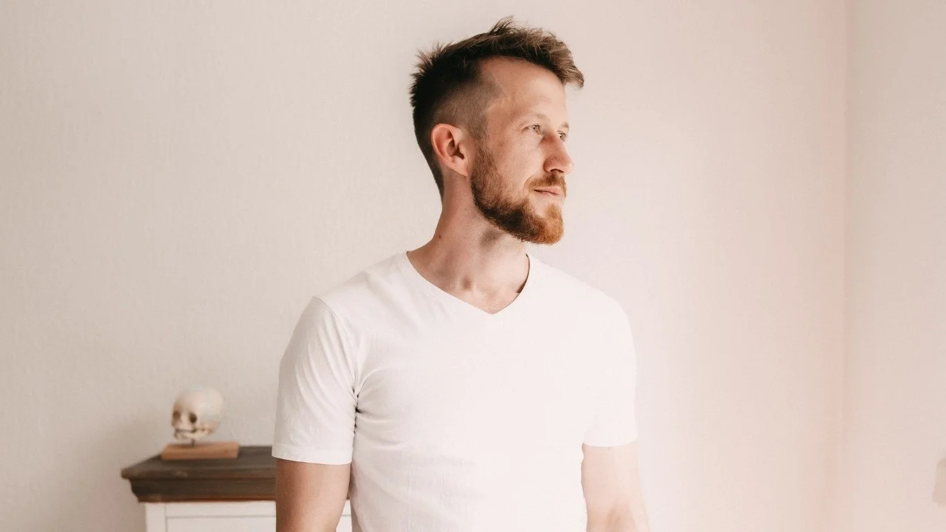 Johannes Thies, Osteopath und Heilpraktiker, in seiner Praxis in Darmstadt.