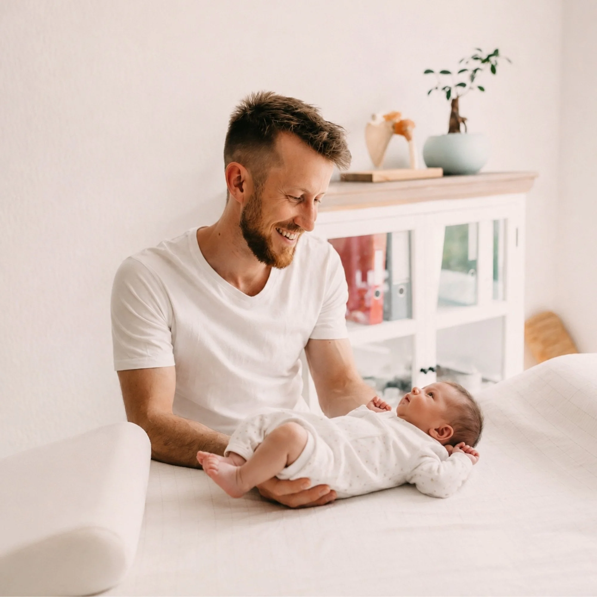 Osteopath in seiner Praxis behandelt jungen Säugling