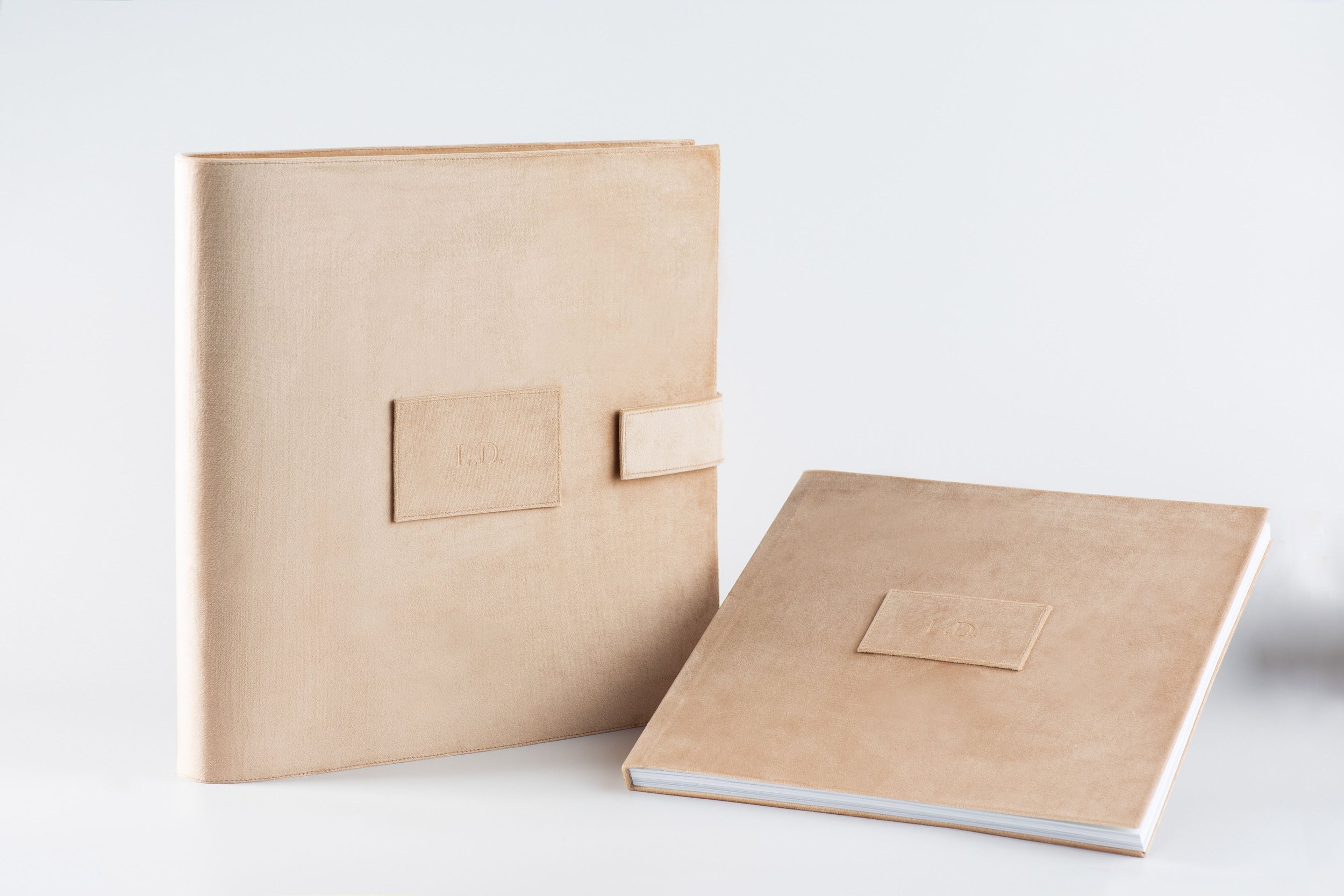 Beige gefärbte Ordner und Notizbücher auf weißem Hintergrund.