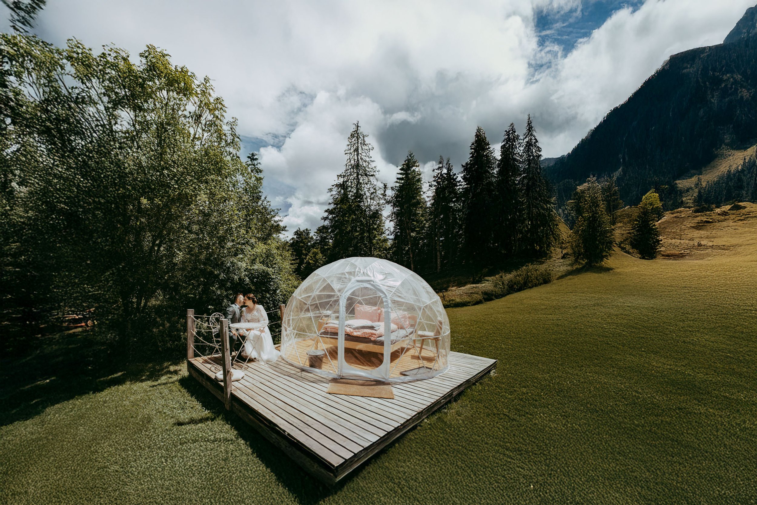 Hochzeit in einer weiten Berglandschaft – besondere Perspektive von Hedrich Weddings