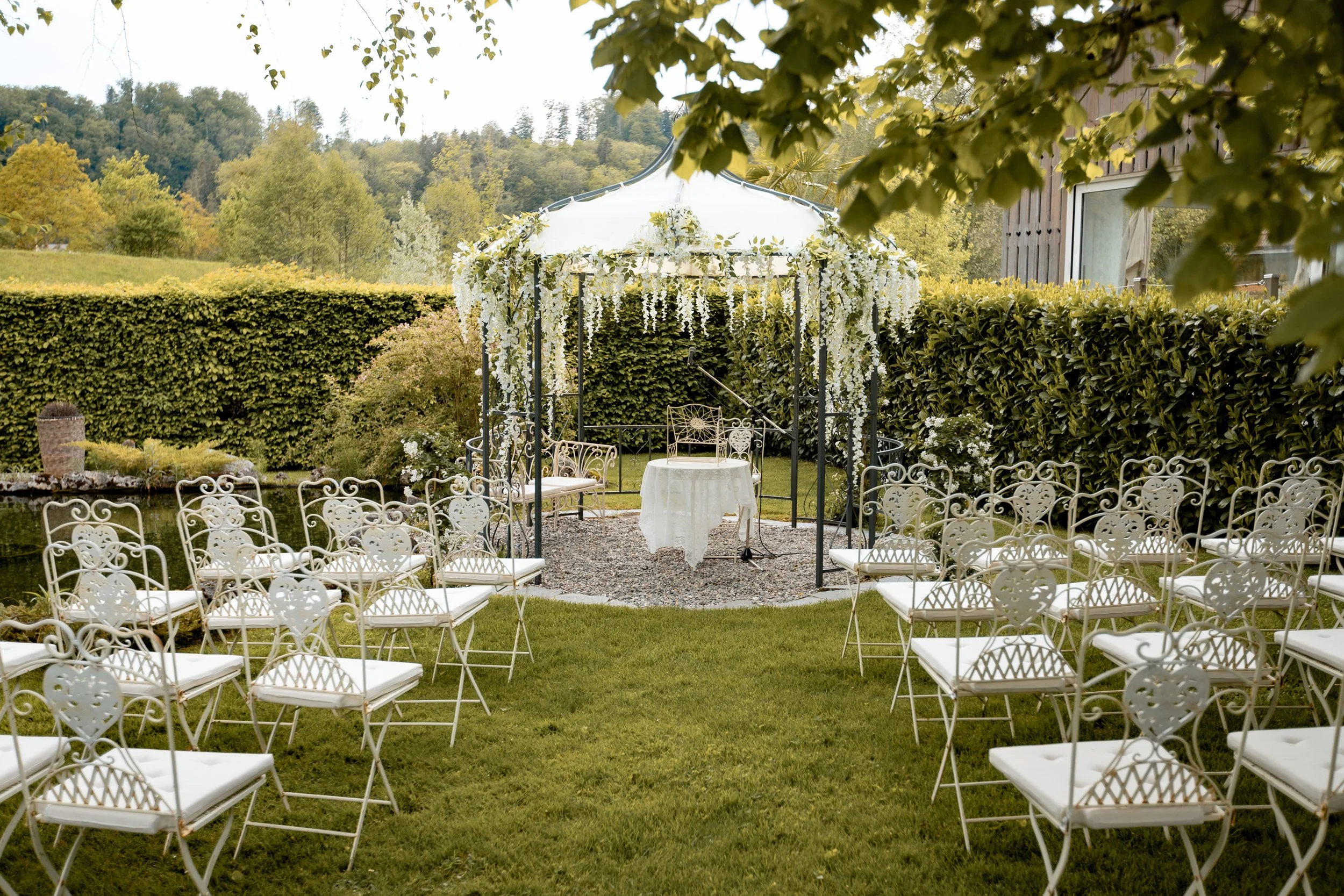 Hochzeit im Garten – Hochzeitsgesellschaft aus einer weiten Perspektive