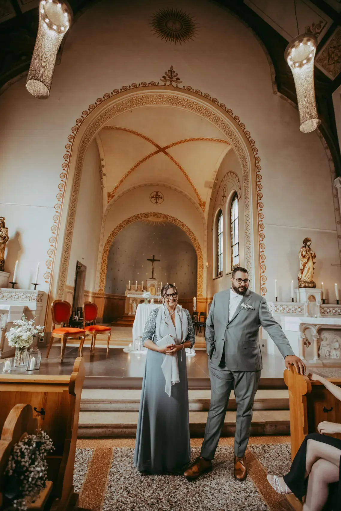 Ein Paar steht in einer Kirche bei einer Hochzeitszeremonie.