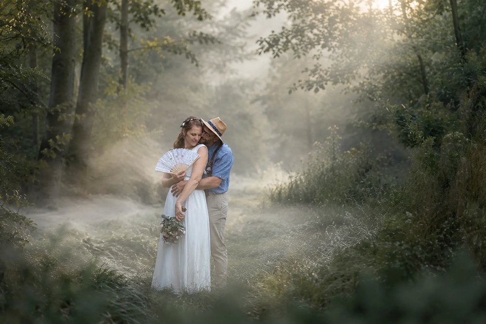 Ein Brautpaar in warmem Licht – natürliche Hochzeitsfotografie von Hedrich Weddings